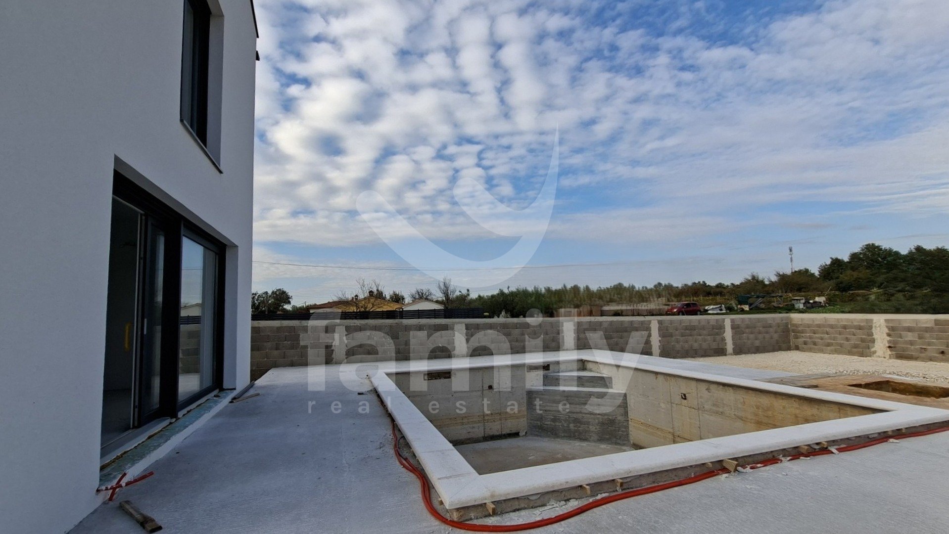 MODERNA KUĆA SA BAZENOM I GARAŽOM