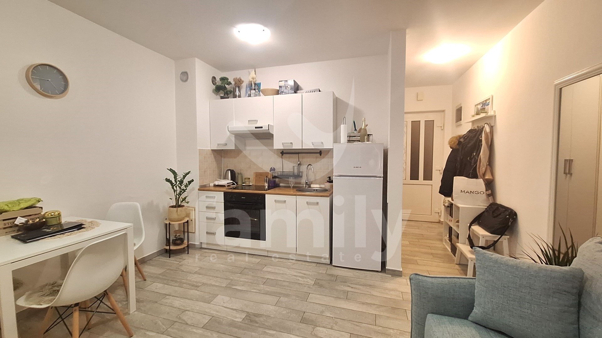 PRODAJA KOMFORNOG JEDNOSOBNOG STANA 150 M OD MORA