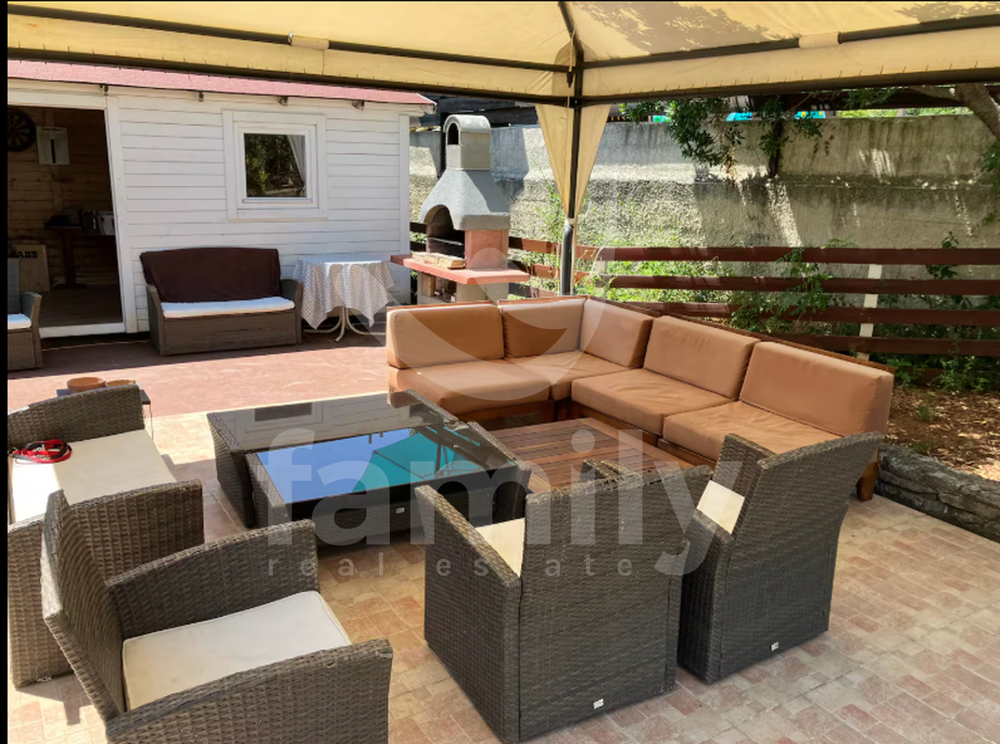 VERKAUF EINES HOCHPROFITABLEN HAUSES MIT MEERESBLICK