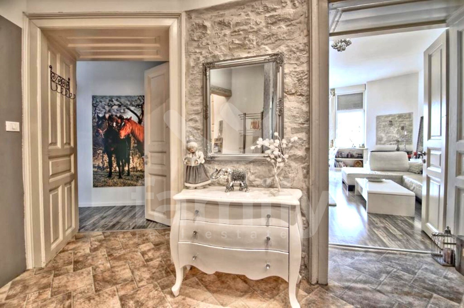 MODERNO UREĐEN I RENOVIRAN STAN U CENTRU PULE