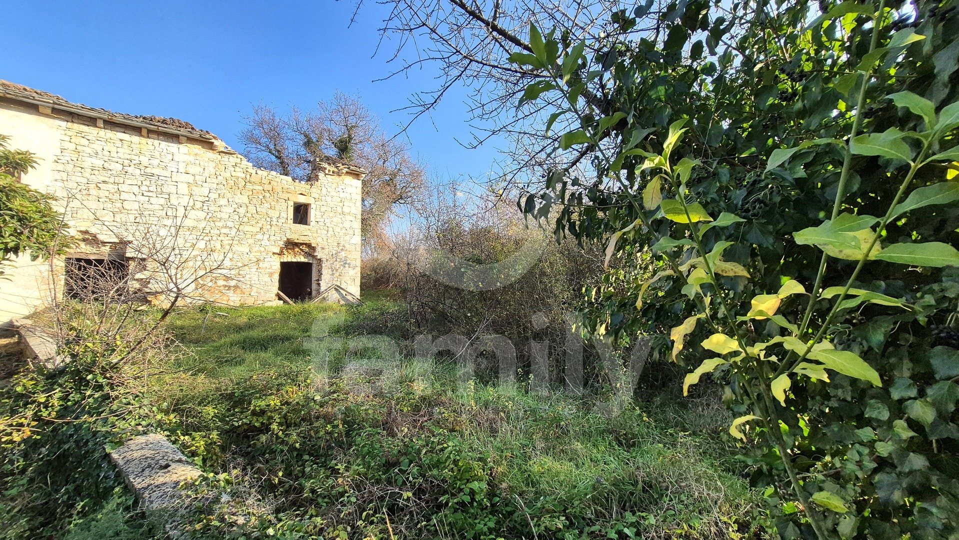PRODAJA IZUZETNO PROSTRANOG ZEMLJIŠTA SA KAMENIM KUĆAMA