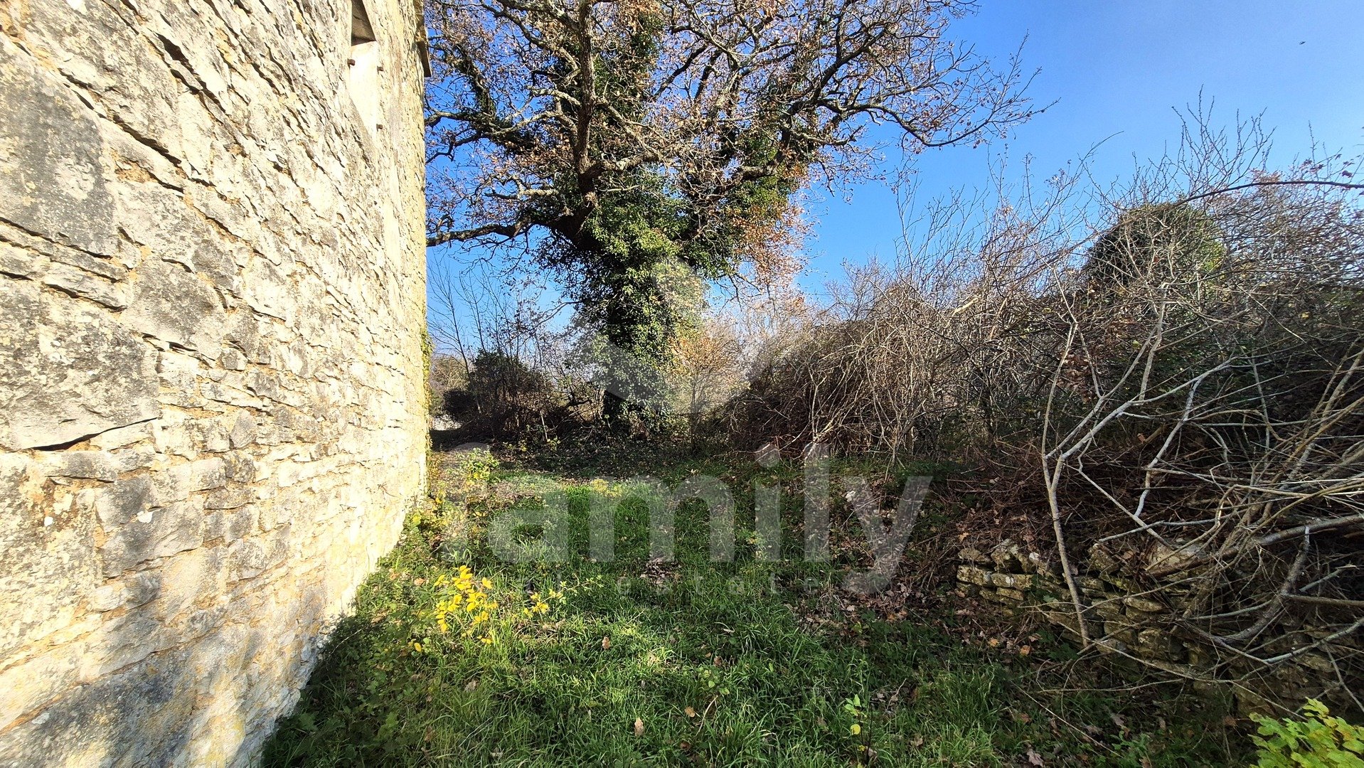 PRODAJA IZUZETNO PROSTRANOG ZEMLJIŠTA SA KAMENIM KUĆAMA