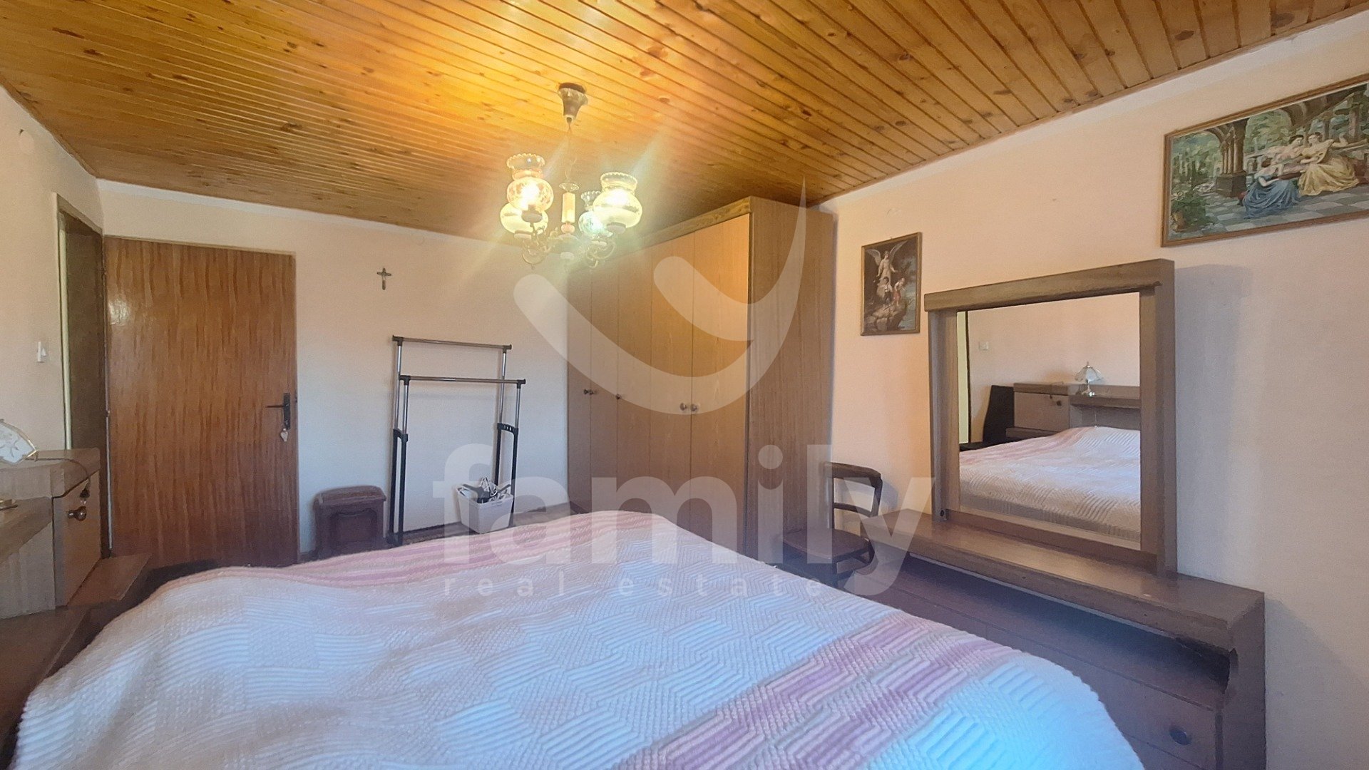 PRODAJA OBITELJSKE KUĆE U NIZU U OKOLICI VIŠNJANA