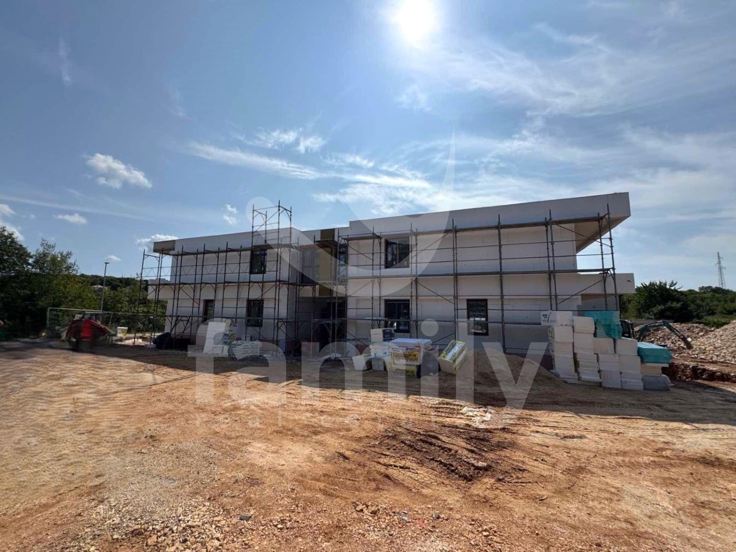 PRODAJA KOMFORNOG STANA SA VRTOM U NOVOGRADNJI