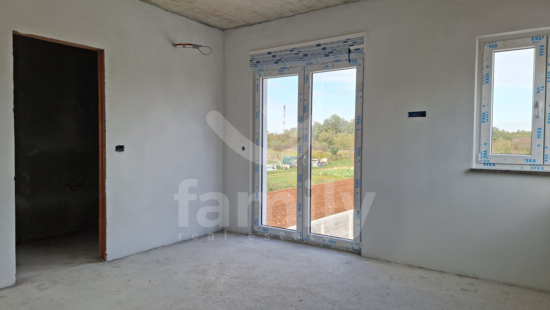 MODERNA KUĆA SA BAZENOM I GARAŽOM