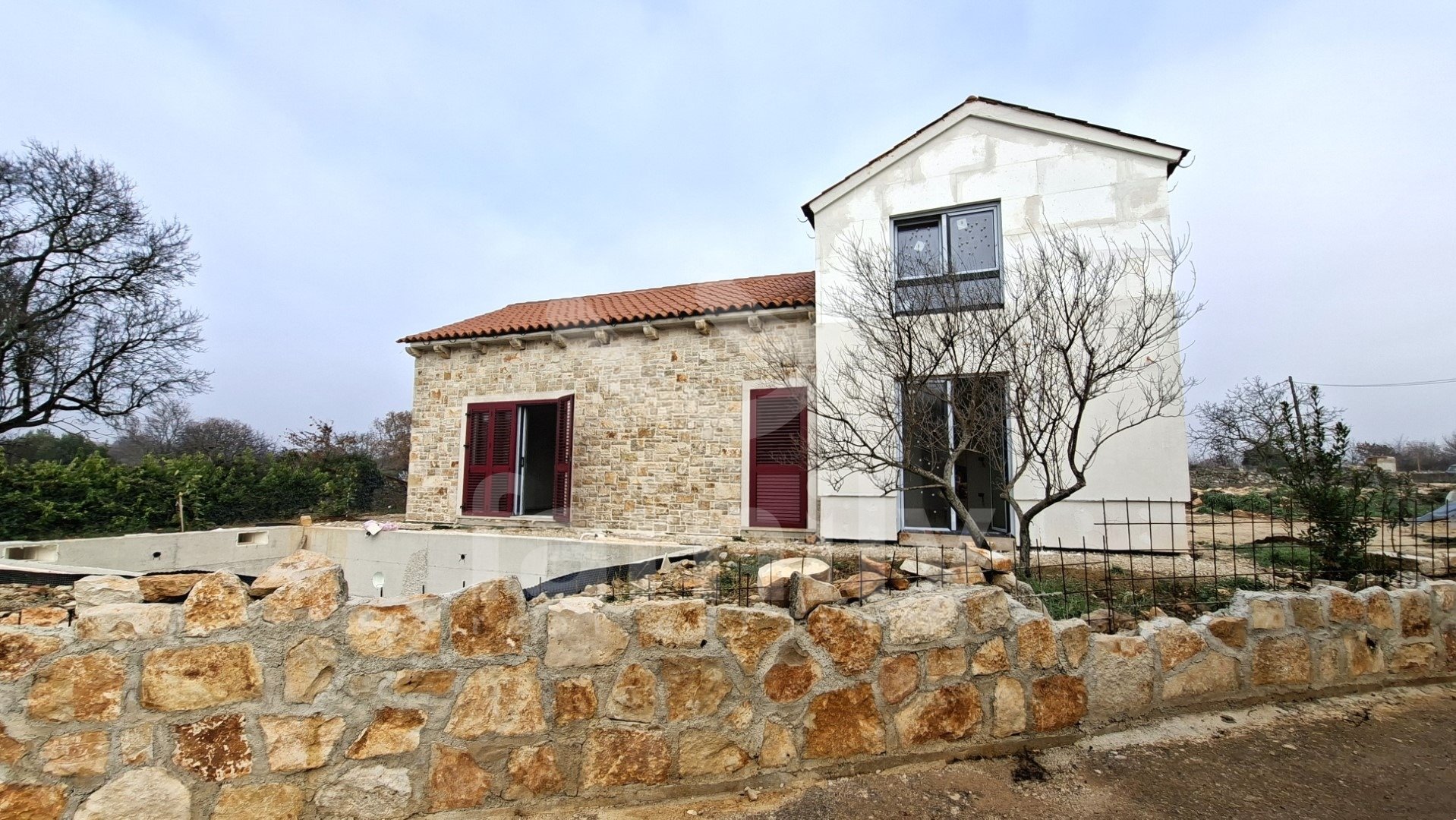 PRODAJA NOVOGRAĐENE OBITELJSKE KUĆE