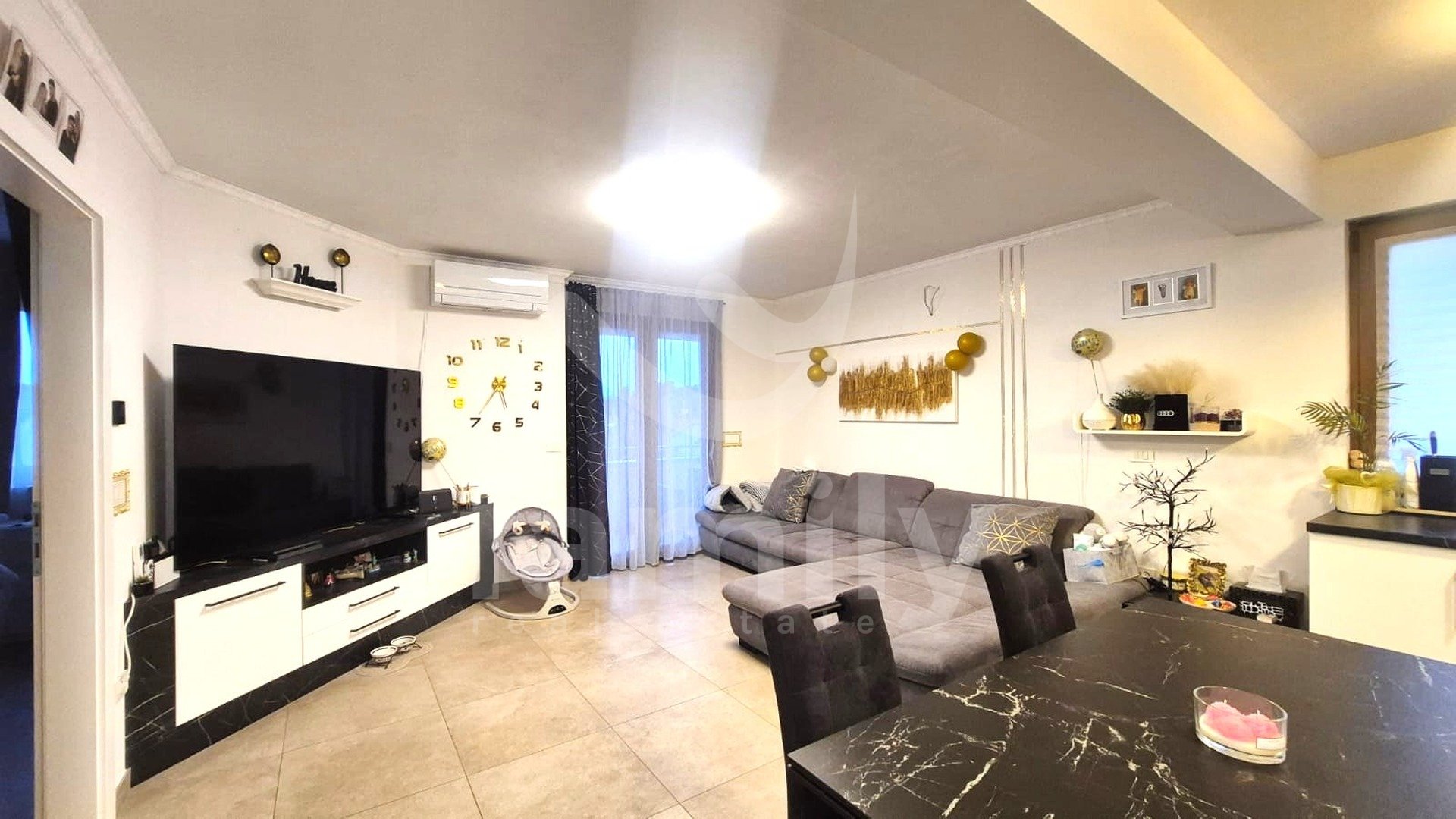 PRODAJA MODERNO OPREMLJENOG STANA NA TOP LOKACIJI