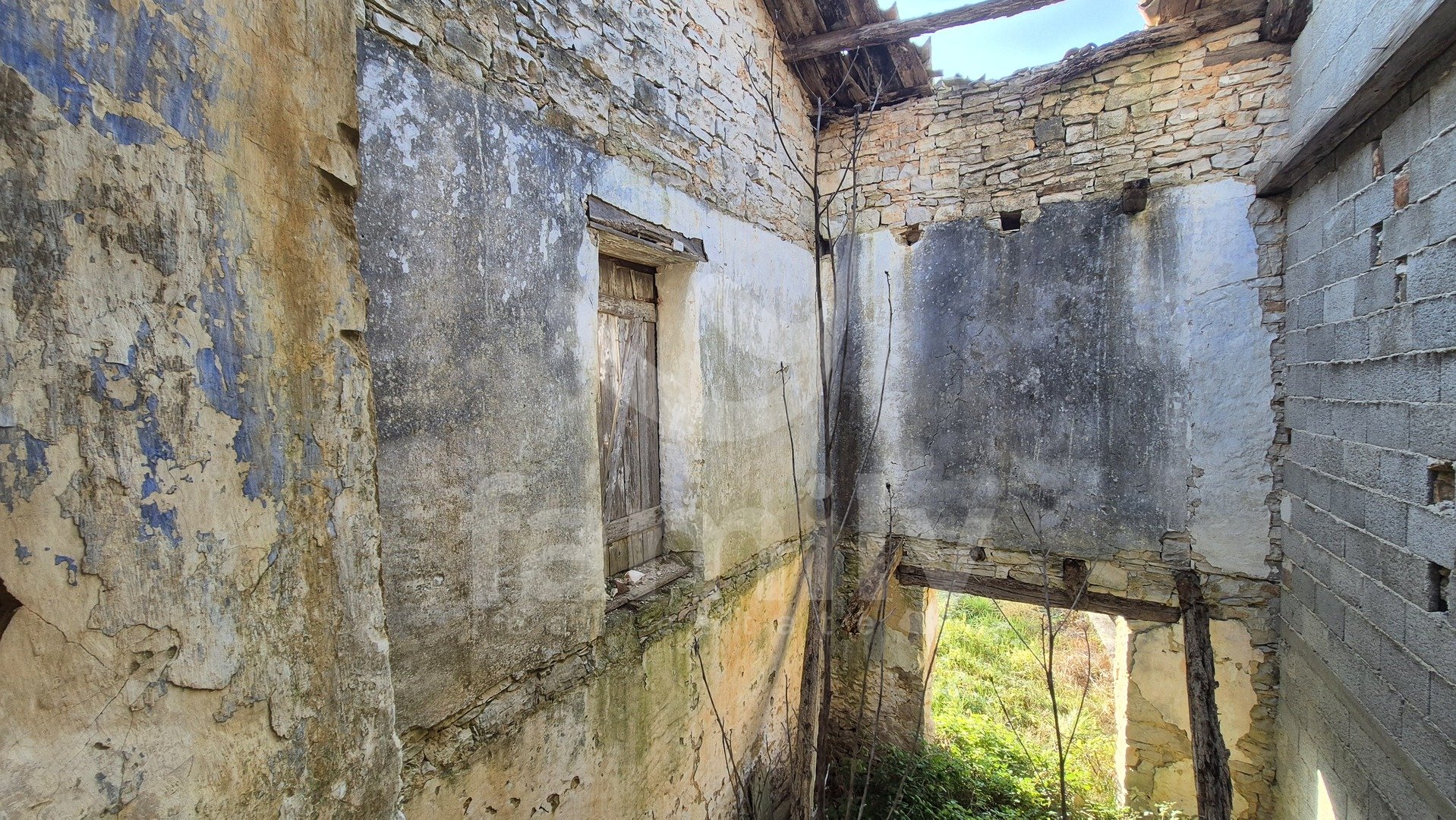 PRODAJA IZUZETNO PROSTRANOG ZEMLJIŠTA SA KAMENIM KUĆAMA