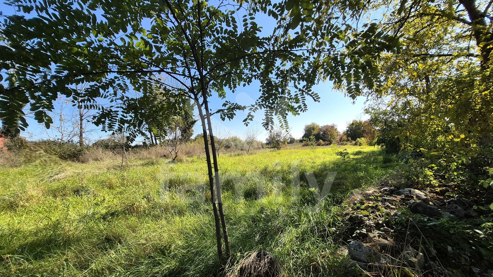 GRAĐEVINSKO ZEMLJIŠTE SA IDEJNIM PROJEKTOM NA MIRNOJ LOKACIJI