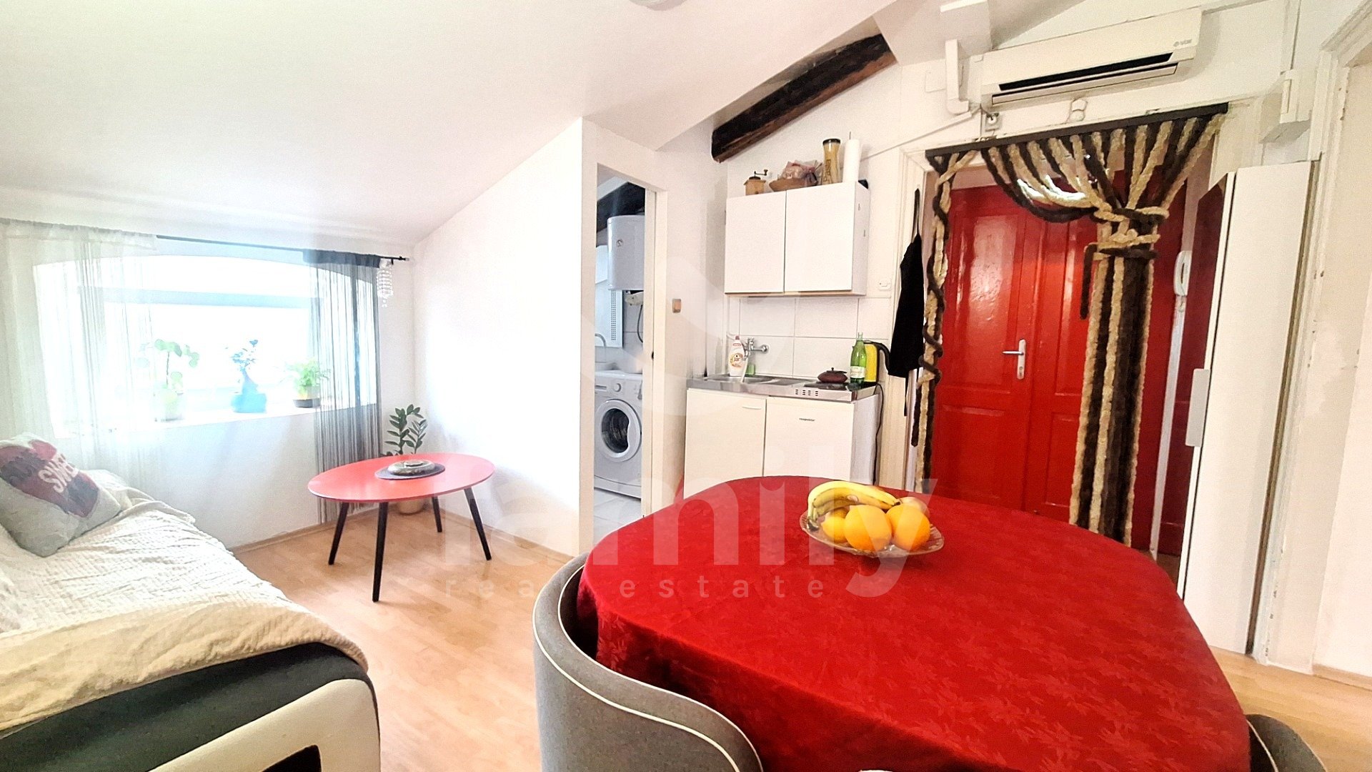 PRODAJA ŠARMANTNOG STANA U CENTRU PULE