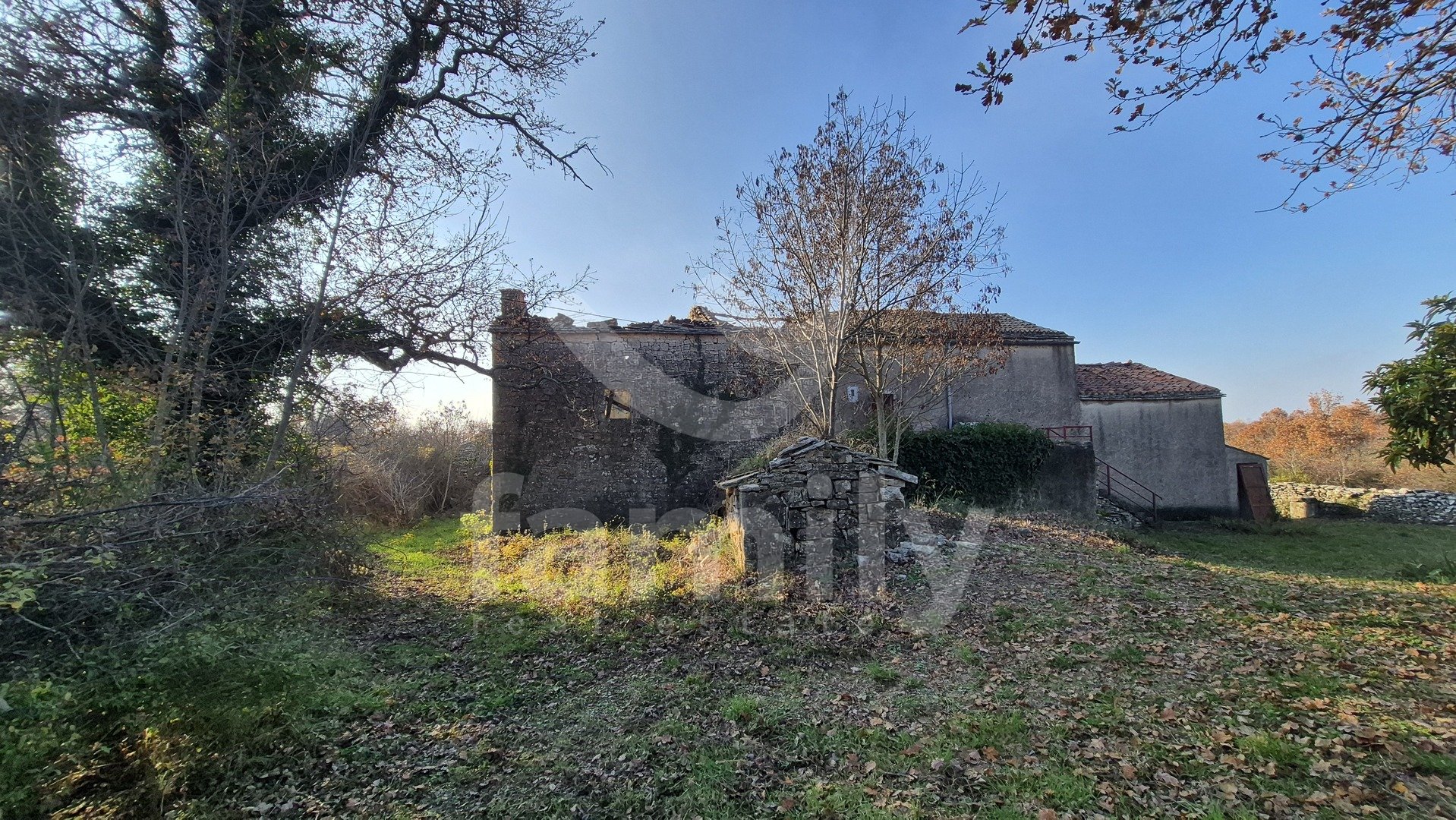 PRODAJA IZUZETNO PROSTRANOG ZEMLJIŠTA SA KAMENIM KUĆAMA