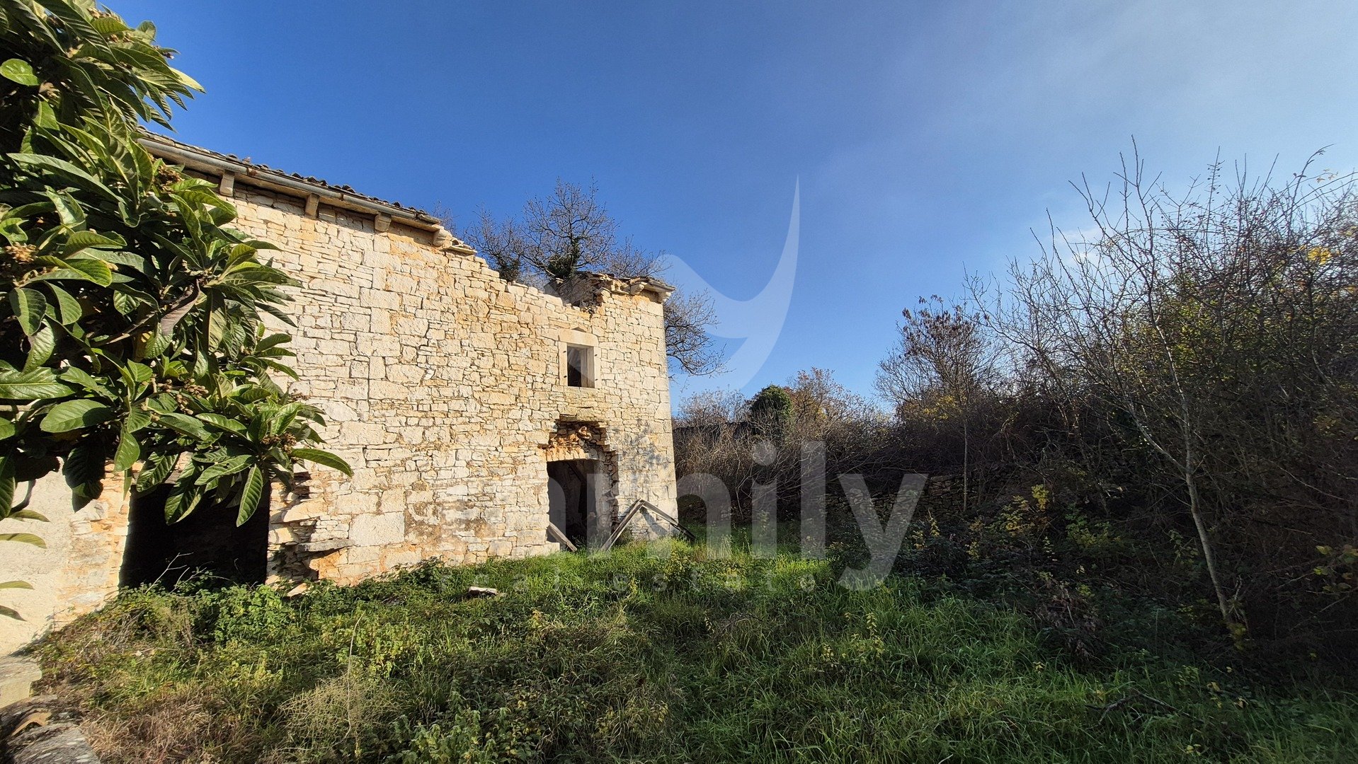 PRODAJA IZUZETNO PROSTRANOG ZEMLJIŠTA SA KAMENIM KUĆAMA