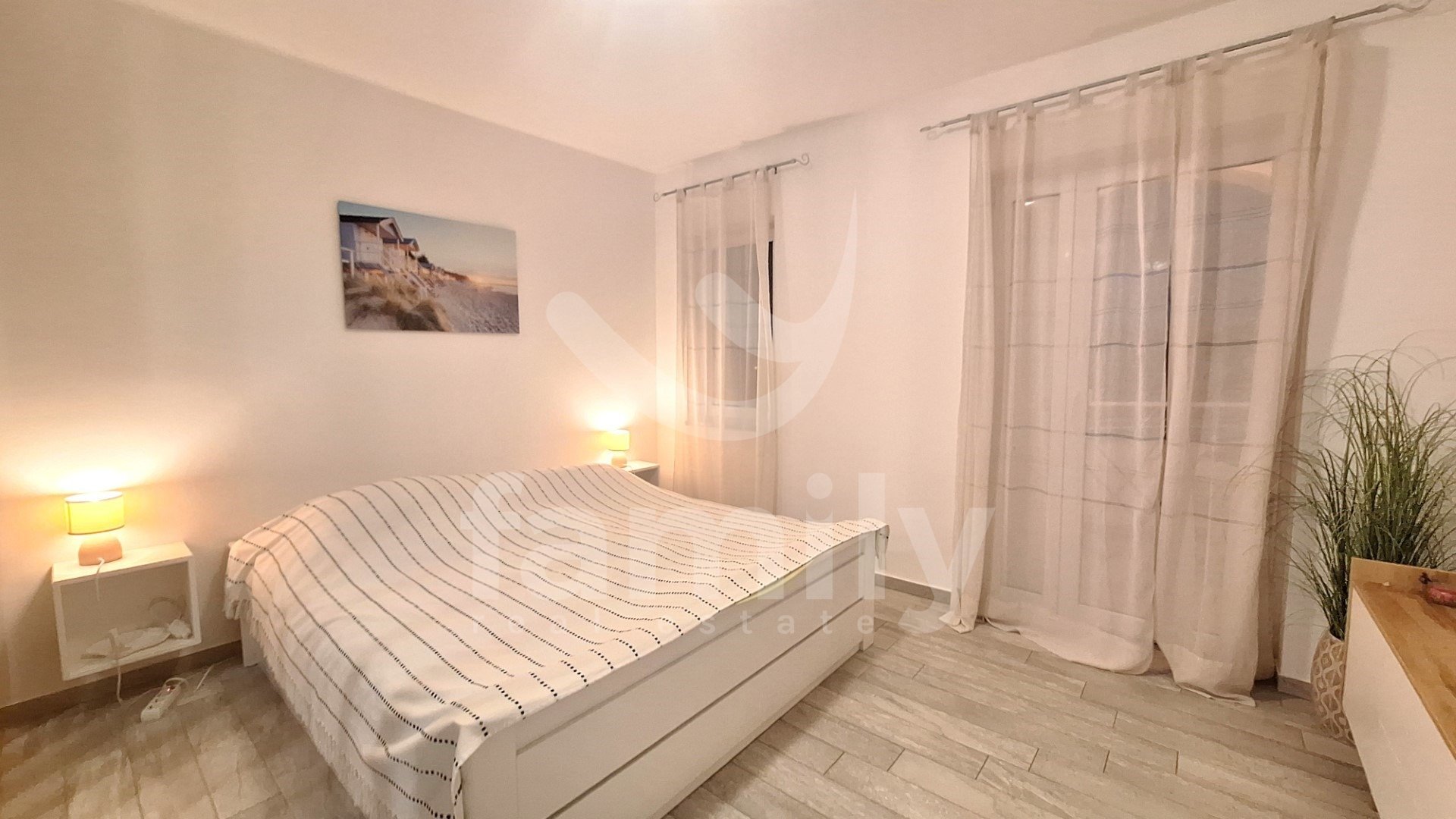 PRODAJA KOMFORNOG JEDNOSOBNOG STANA 150 M OD MORA