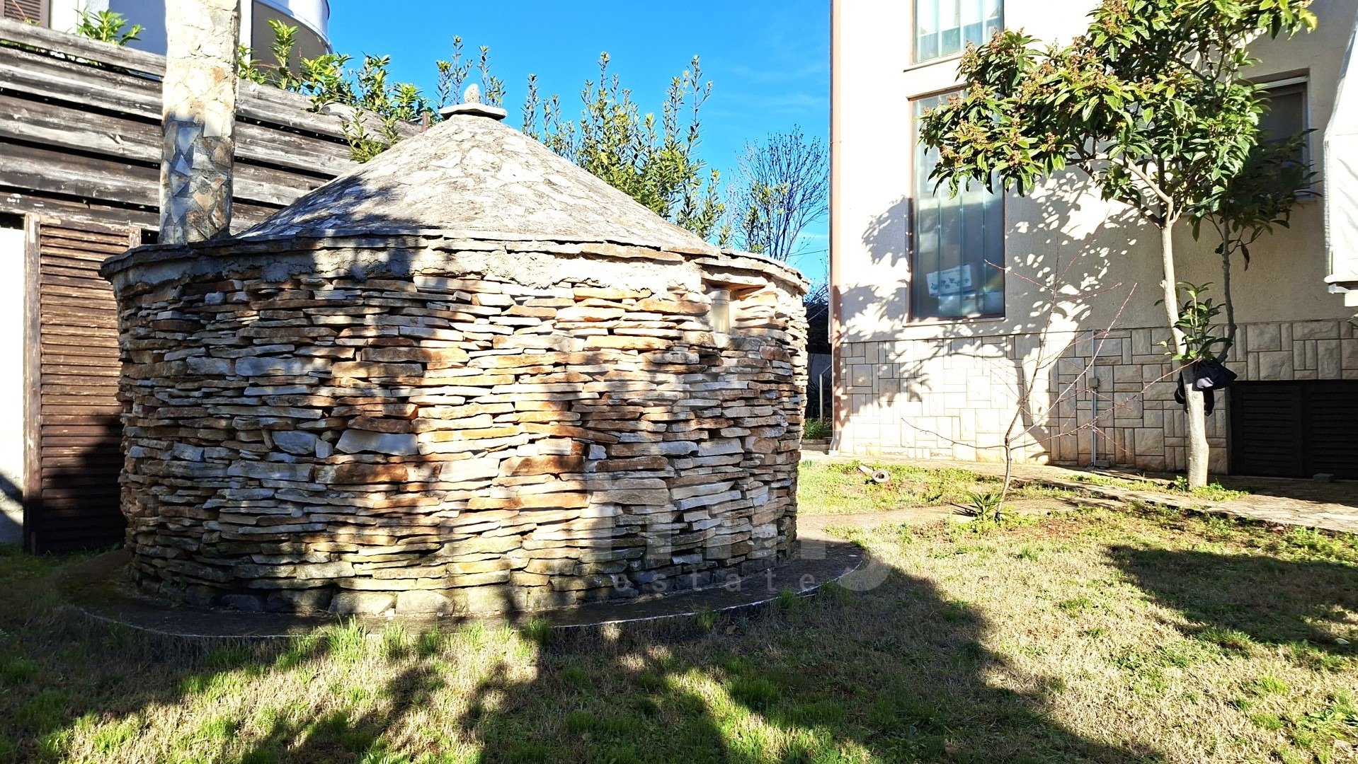 VERKAUF EINES HOCHPROFITABLEN HAUSES MIT MEERESBLICK