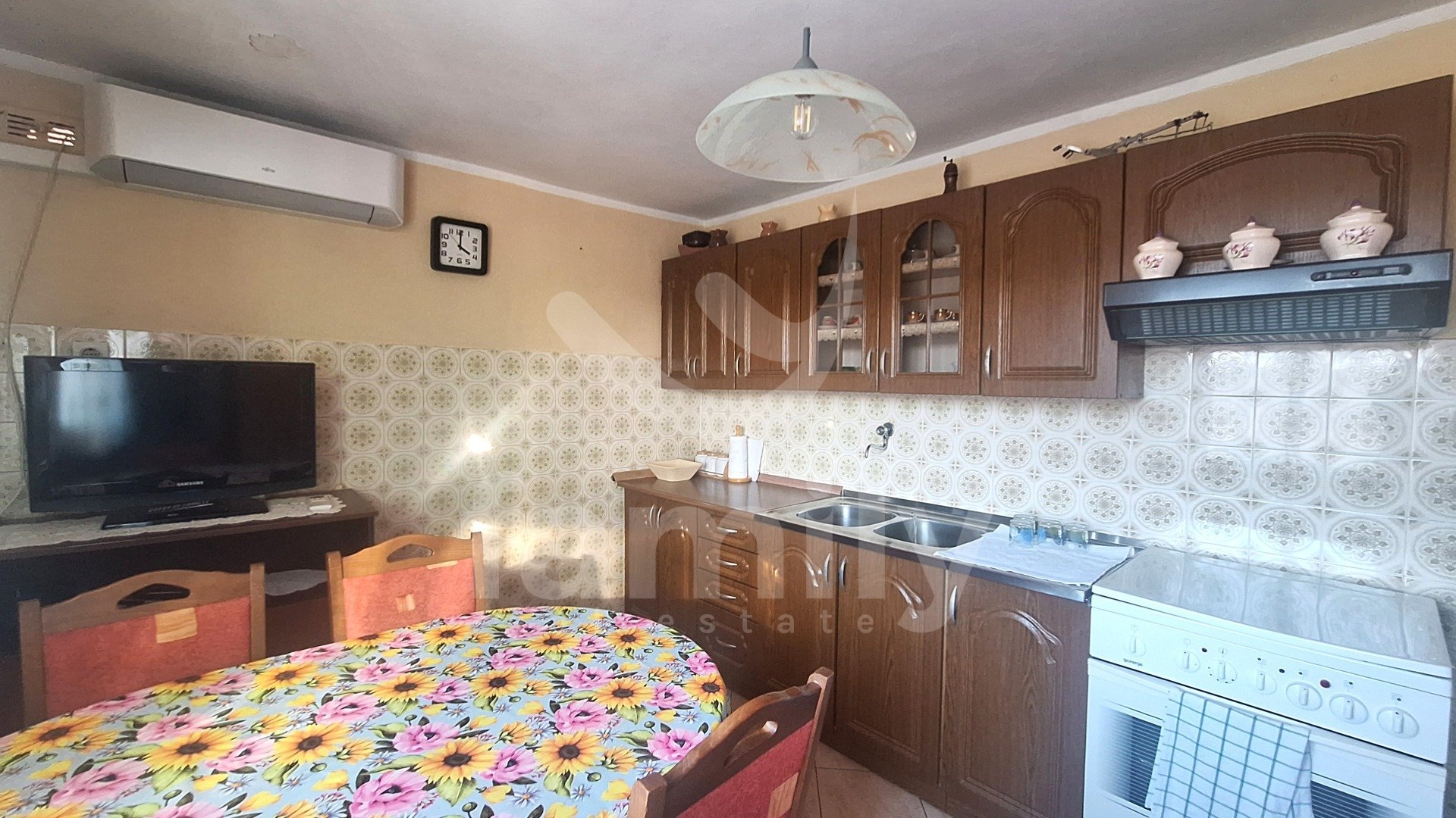 PRODAJA OBITELJSKE KUĆE U NIZU U OKOLICI VIŠNJANA