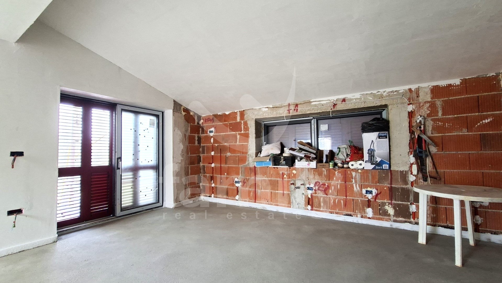 PRODAJA NOVOGRAĐENE OBITELJSKE KUĆE