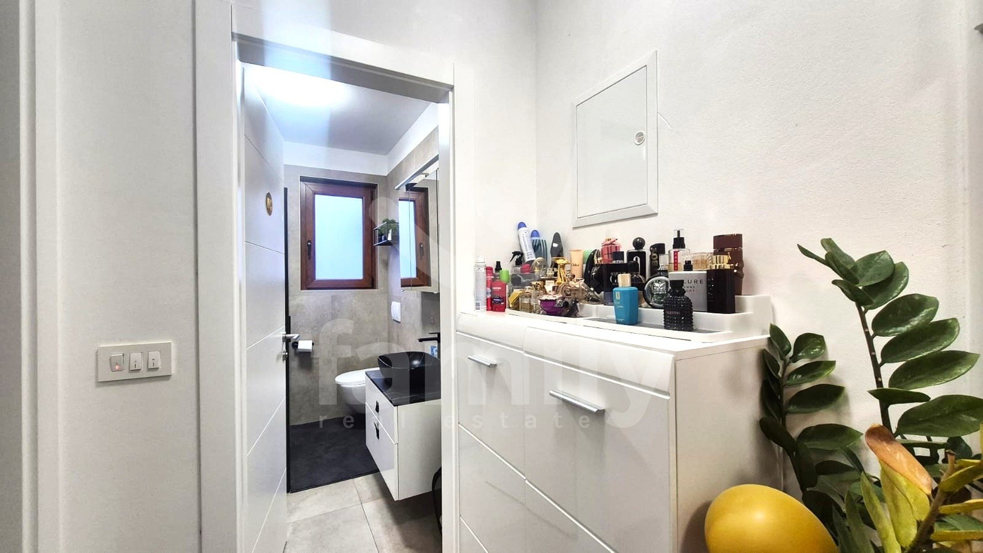 PRODAJA MODERNO OPREMLJENOG STANA NA TOP LOKACIJI