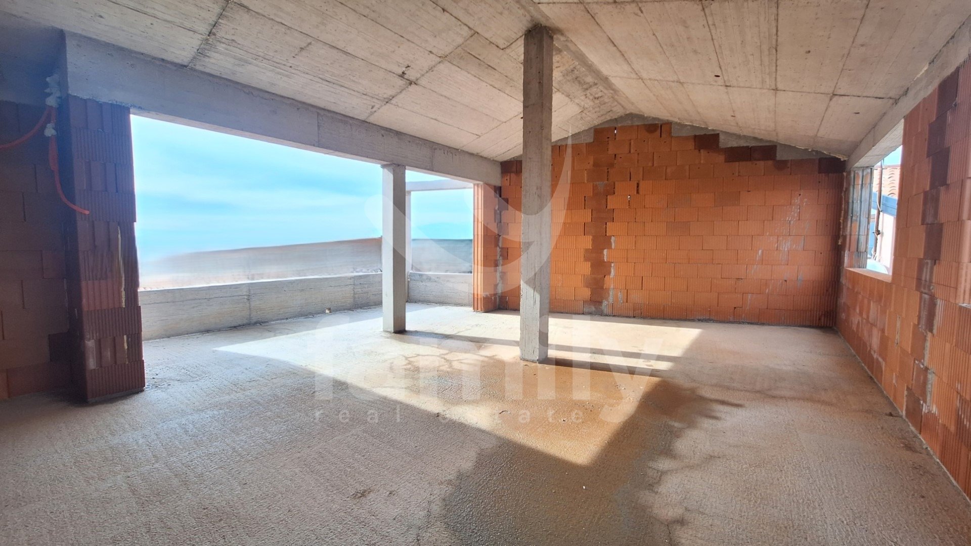 GERÄUMIGES FAMILIEN-PENTHOUSE MIT ATEMBERAUBENDEM MEERBLICK