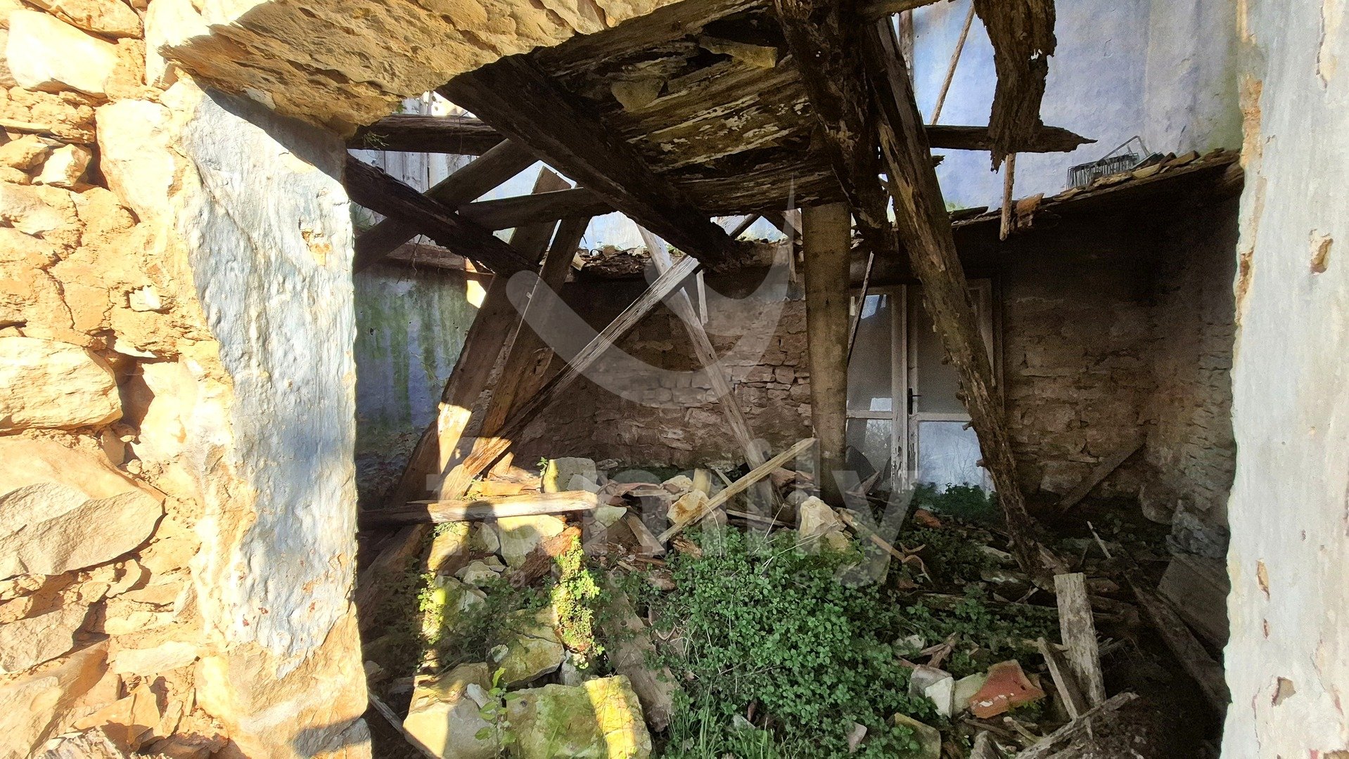 PRODAJA IZUZETNO PROSTRANOG ZEMLJIŠTA SA KAMENIM KUĆAMA