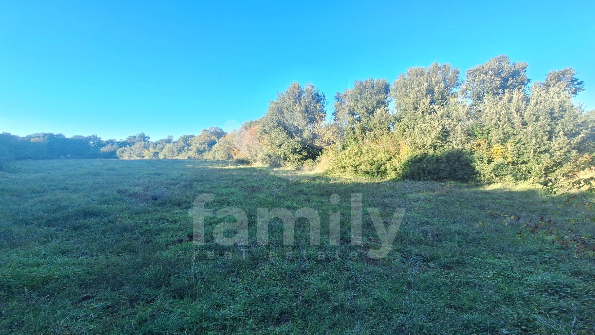 GRAĐEVINSKO ZEMLJIŠTE UGOSTITELJSKO-TURISTIČKE NAMJENE BLIZU MORA