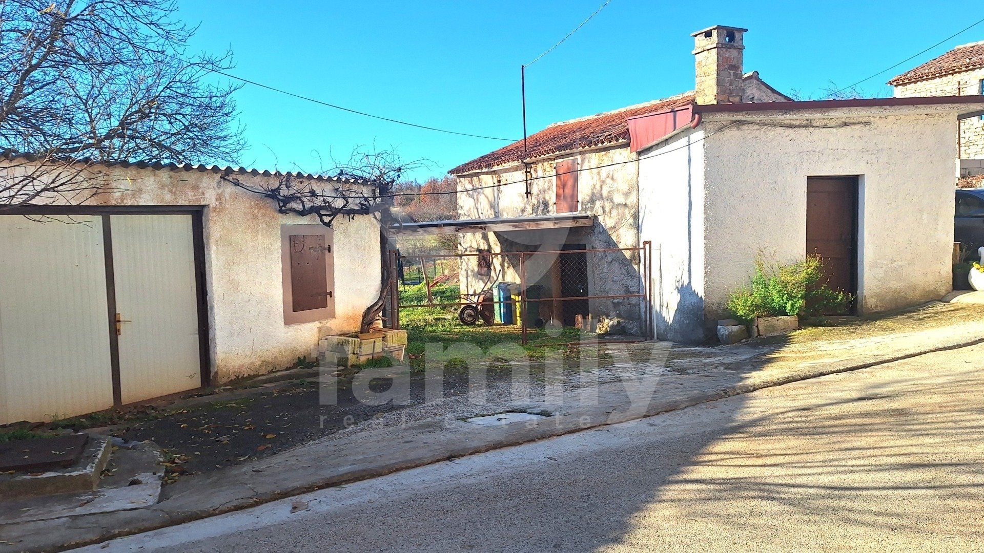 PRODAJA OBITELJSKE KUĆE U NIZU U OKOLICI VIŠNJANA