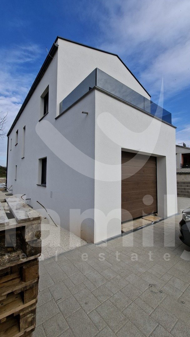 MODERNA KUĆA SA BAZENOM I GARAŽOM