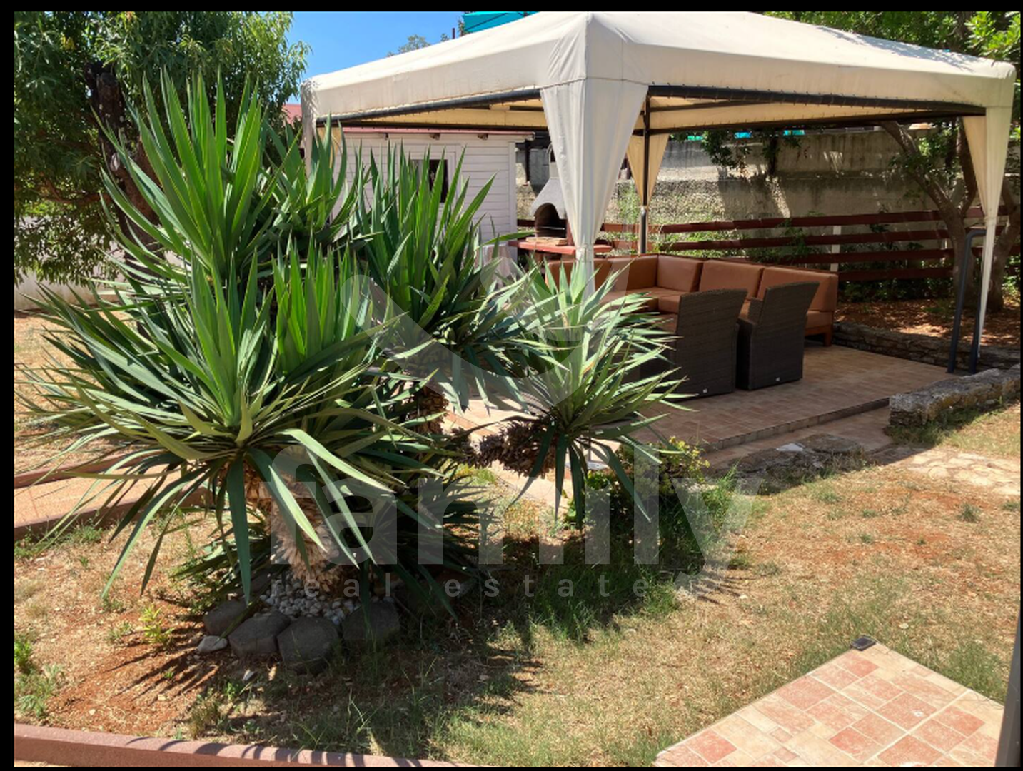 VERKAUF EINES HOCHPROFITABLEN HAUSES MIT MEERESBLICK