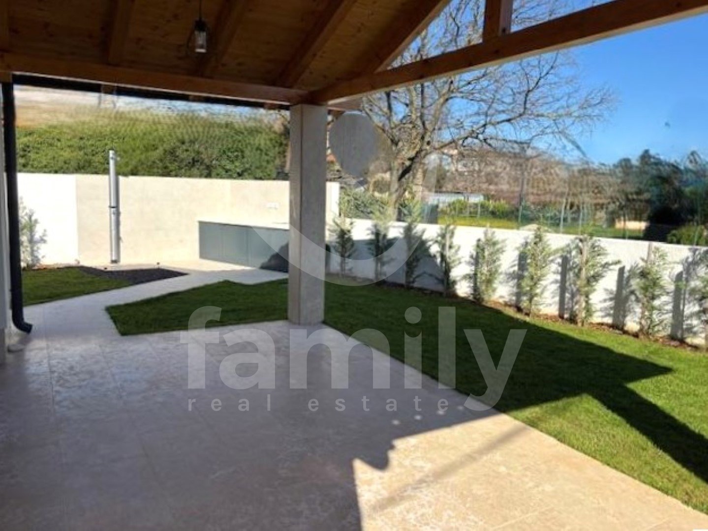 PRODAJA VISOKOKVALITETNE ŠARMANTNE PRIZEMNICE NA MIRNOJ LOKACIJI