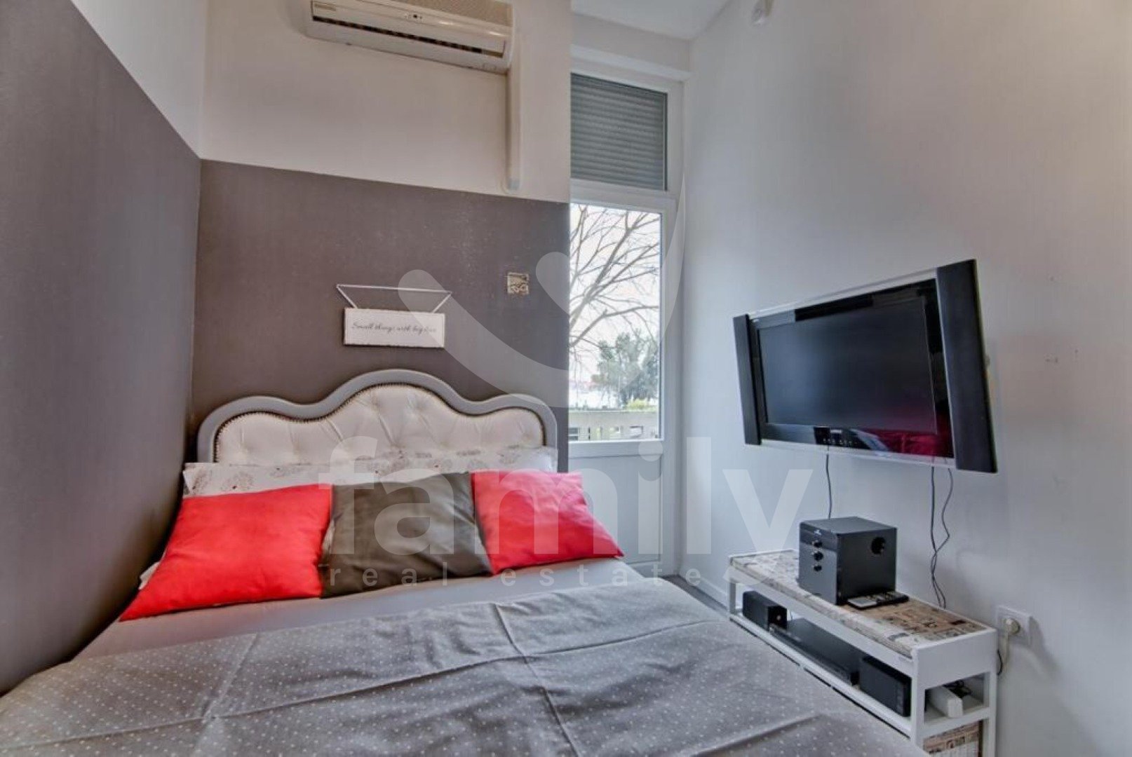 MODERNO UREĐEN I RENOVIRAN STAN U CENTRU PULE