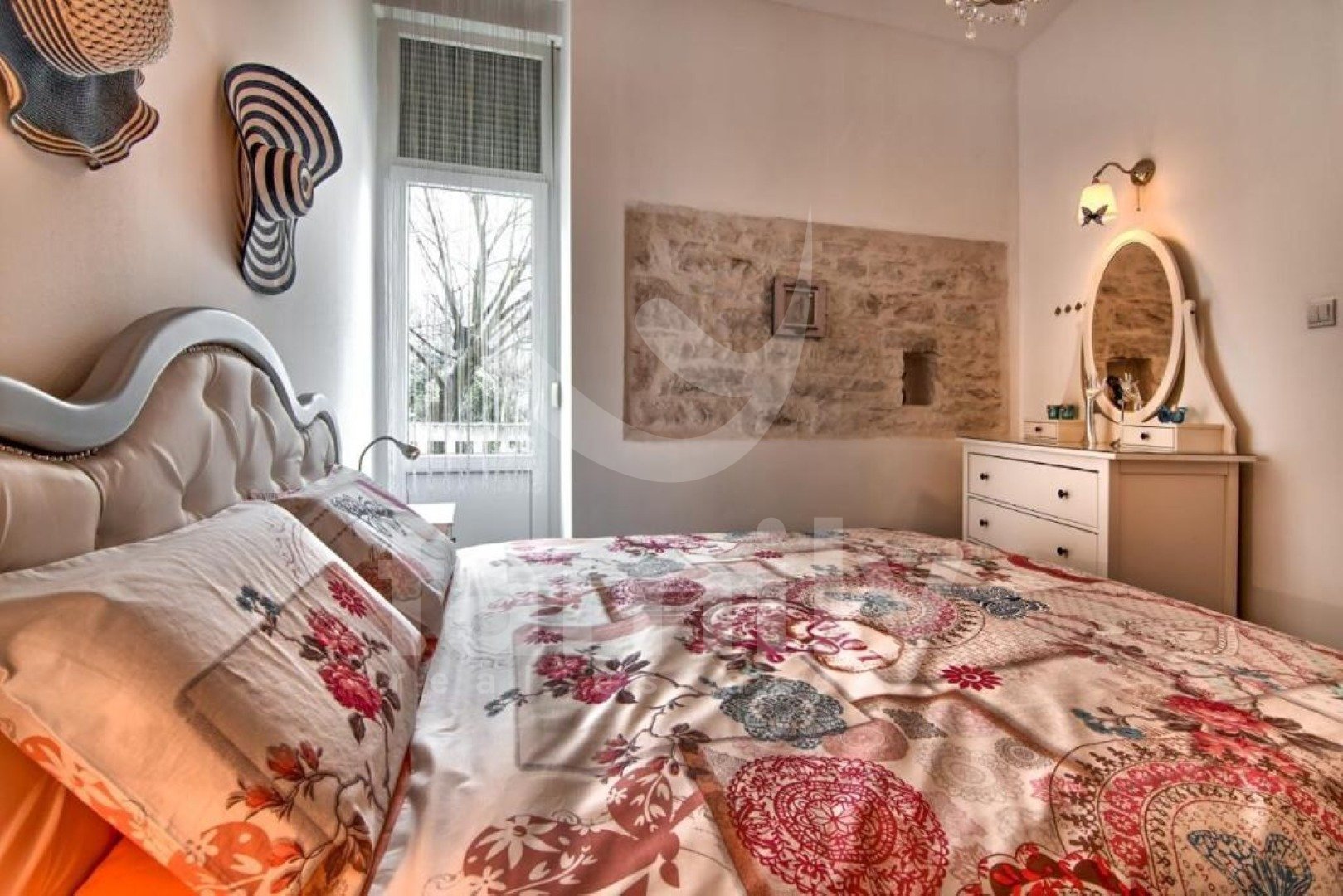 MODERNO UREĐEN I RENOVIRAN STAN U CENTRU PULE