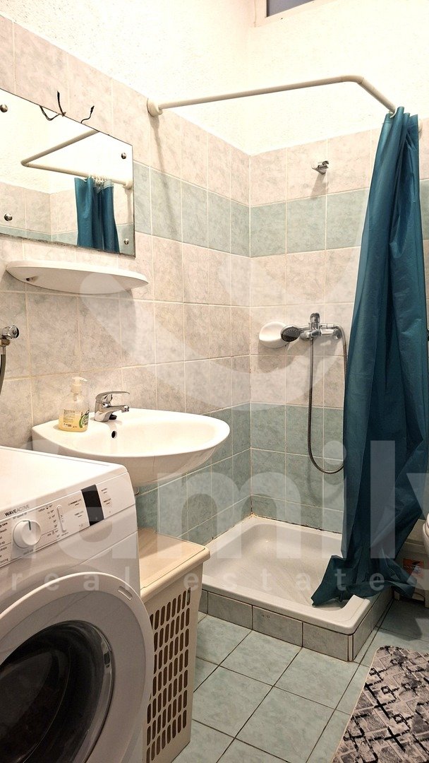 SPACIOUS DETACHED FAMILY HOUSE WITH 4 RESIDENTIAL UNITS