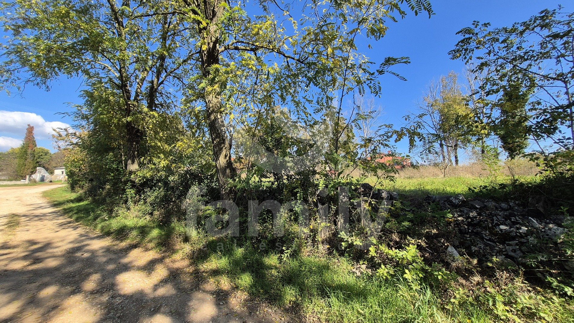 GRAĐEVINSKO ZEMLJIŠTE SA IDEJNIM PROJEKTOM NA MIRNOJ LOKACIJI