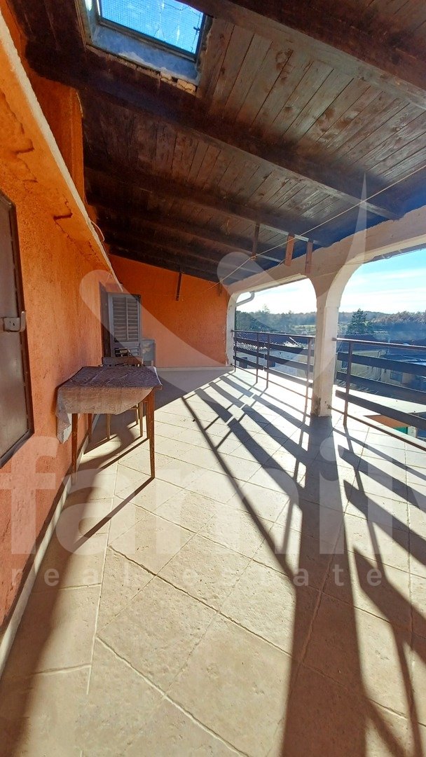 PRODAJA OBITELJSKE KUĆE U NIZU U OKOLICI VIŠNJANA