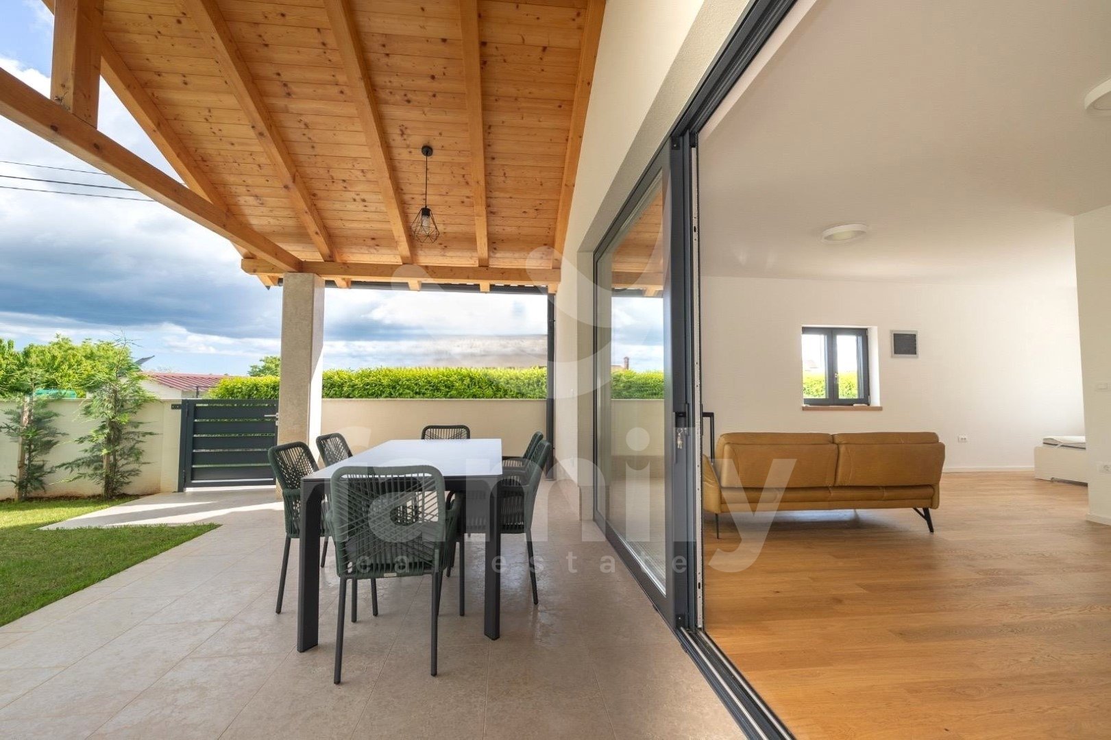 PRODAJA VISOKOKVALITETNE ŠARMANTNE PRIZEMNICE NA MIRNOJ LOKACIJI