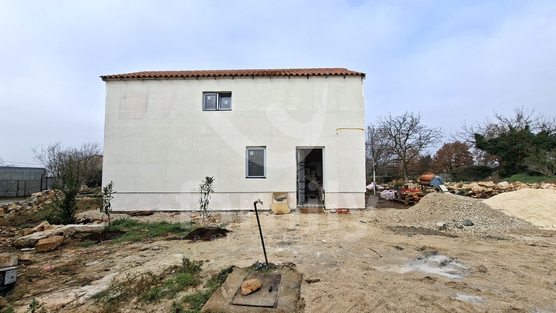 PRODAJA NOVOGRAĐENE OBITELJSKE KUĆE