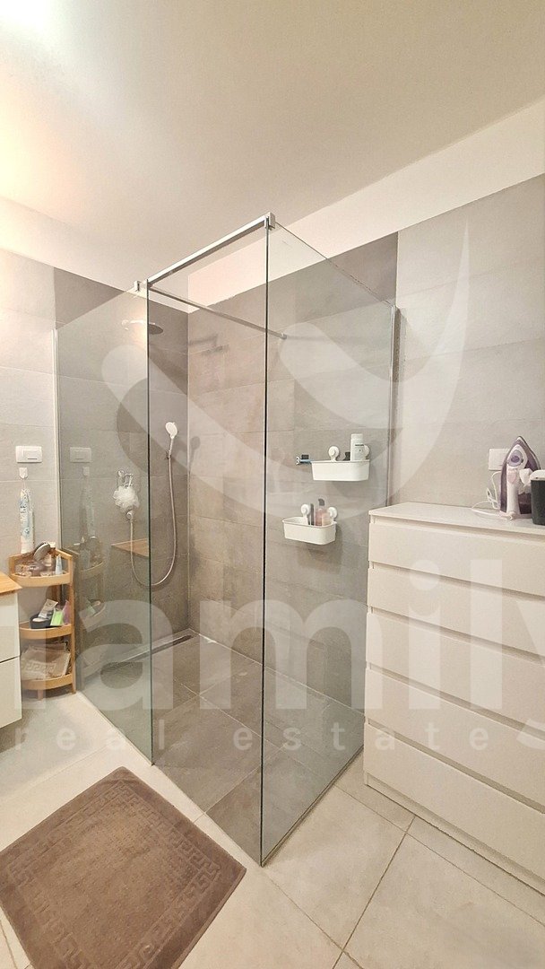 PRODAJA KOMFORNOG JEDNOSOBNOG STANA 150 M OD MORA