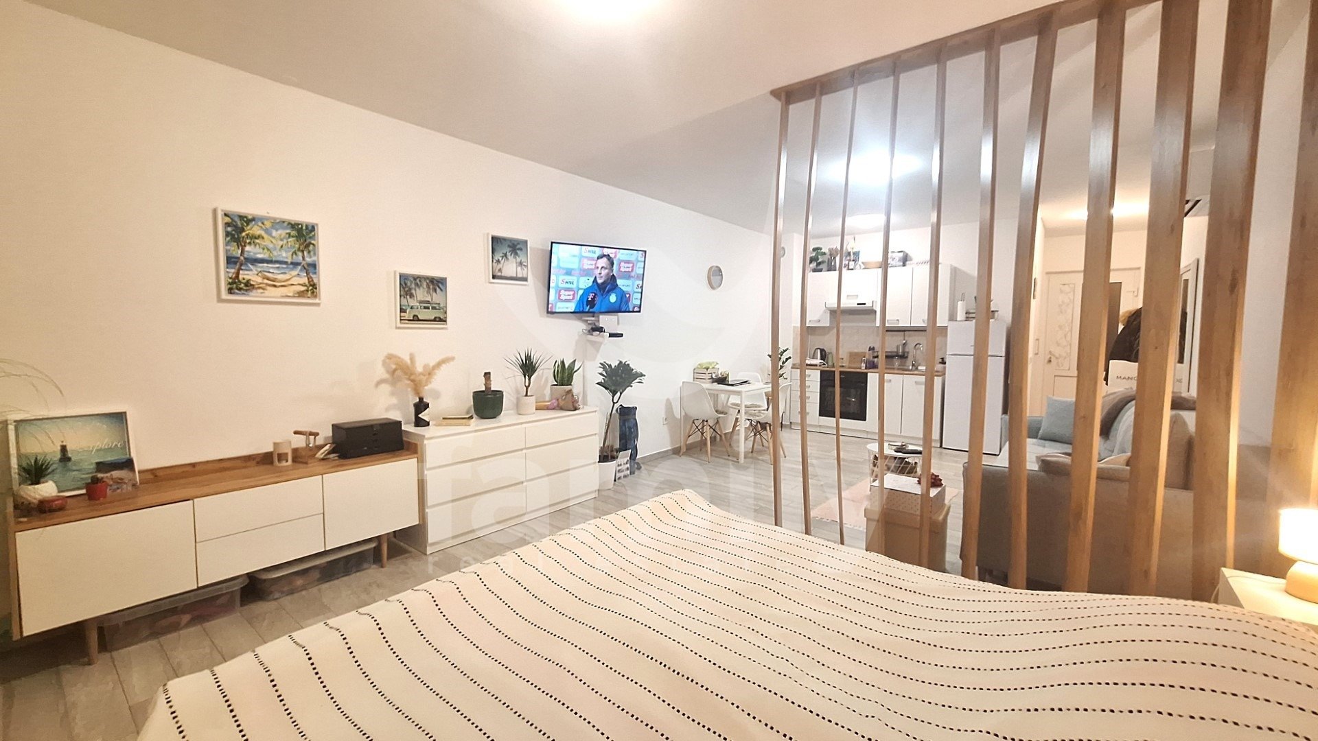 PRODAJA KOMFORNOG JEDNOSOBNOG STANA 150 M OD MORA