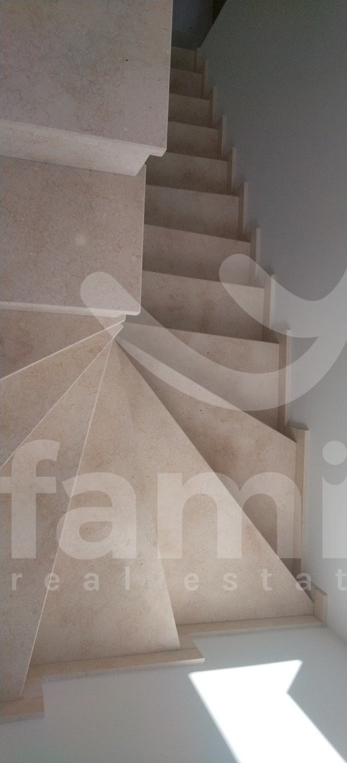 LIJEPA KOMPLETNO RENOVIRANA KUĆA U PULI