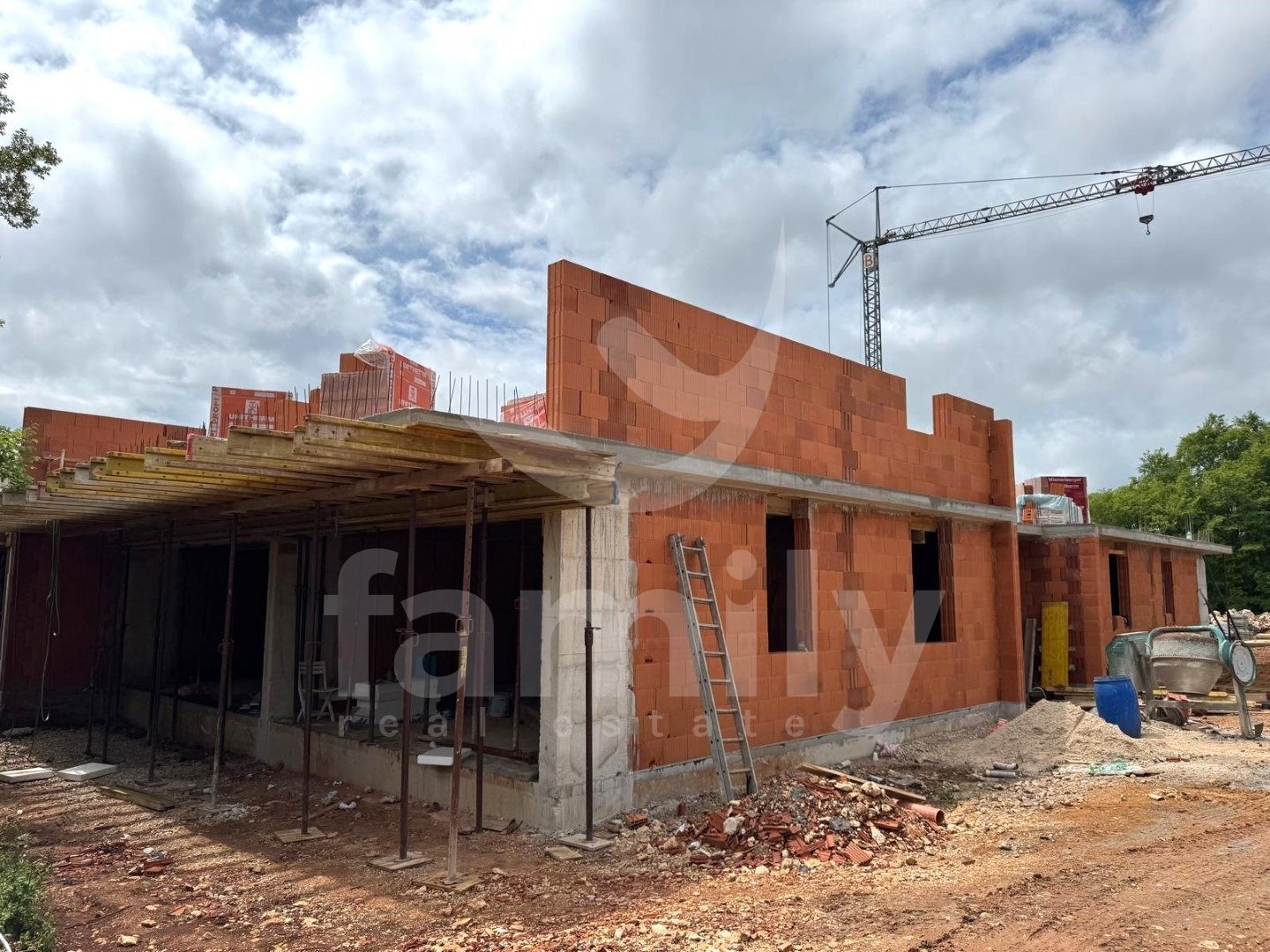 PRODAJA KOMFORNOG STANA SA VRTOM U NOVOGRADNJI