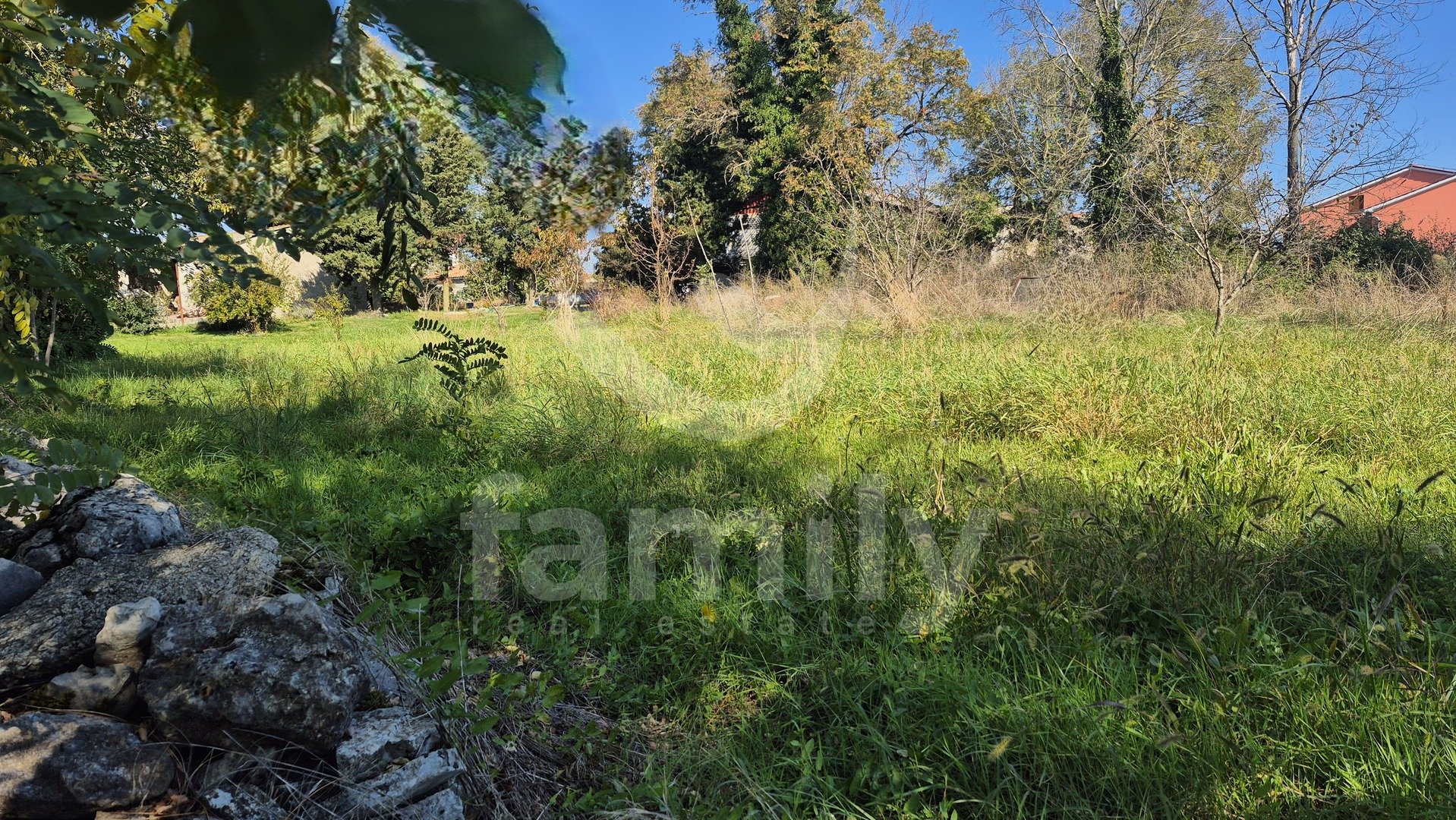GRAĐEVINSKO ZEMLJIŠTE SA IDEJNIM PROJEKTOM NA MIRNOJ LOKACIJI