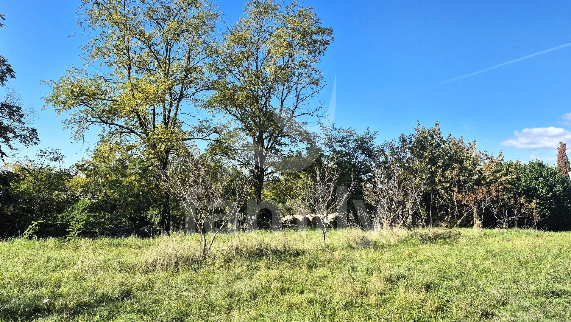 GRAĐEVINSKO ZEMLJIŠTE SA IDEJNIM PROJEKTOM NA MIRNOJ LOKACIJI