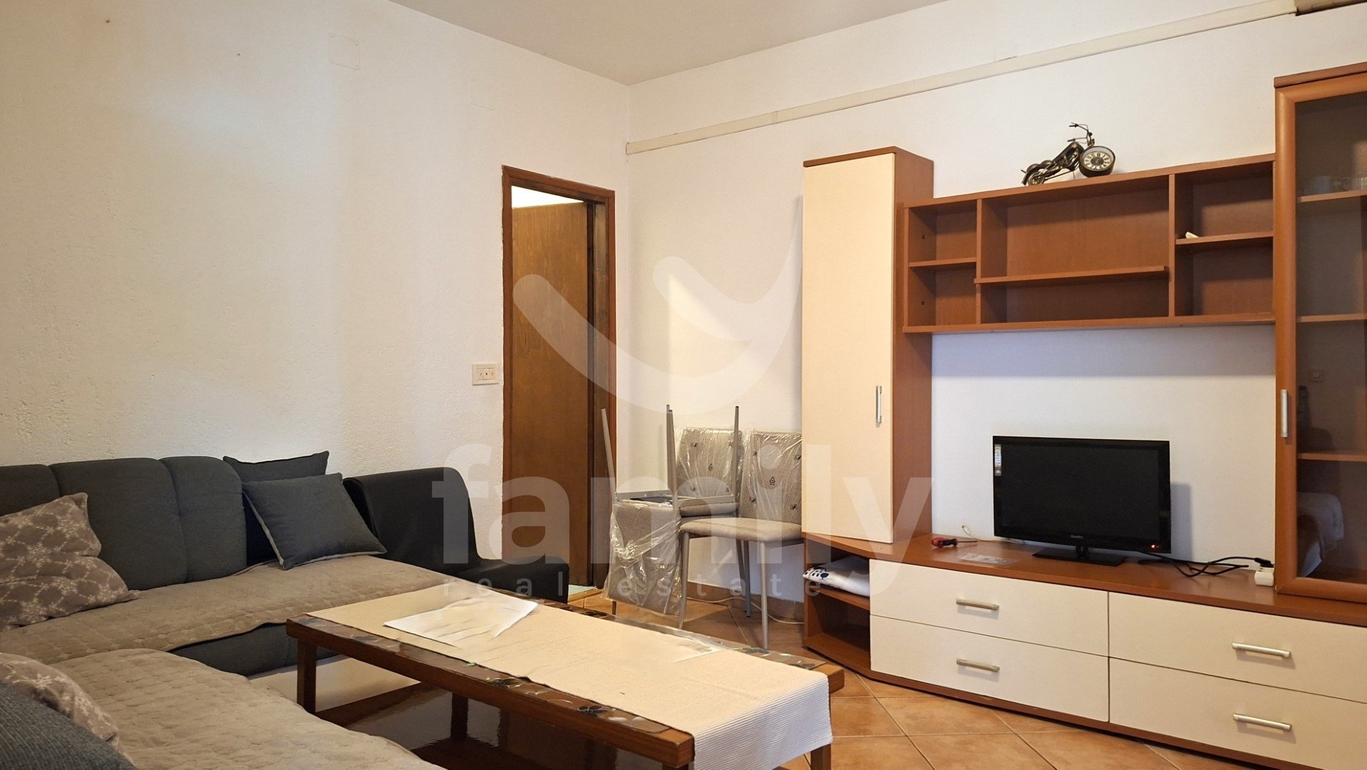 SPACIOUS DETACHED FAMILY HOUSE WITH 4 RESIDENTIAL UNITS