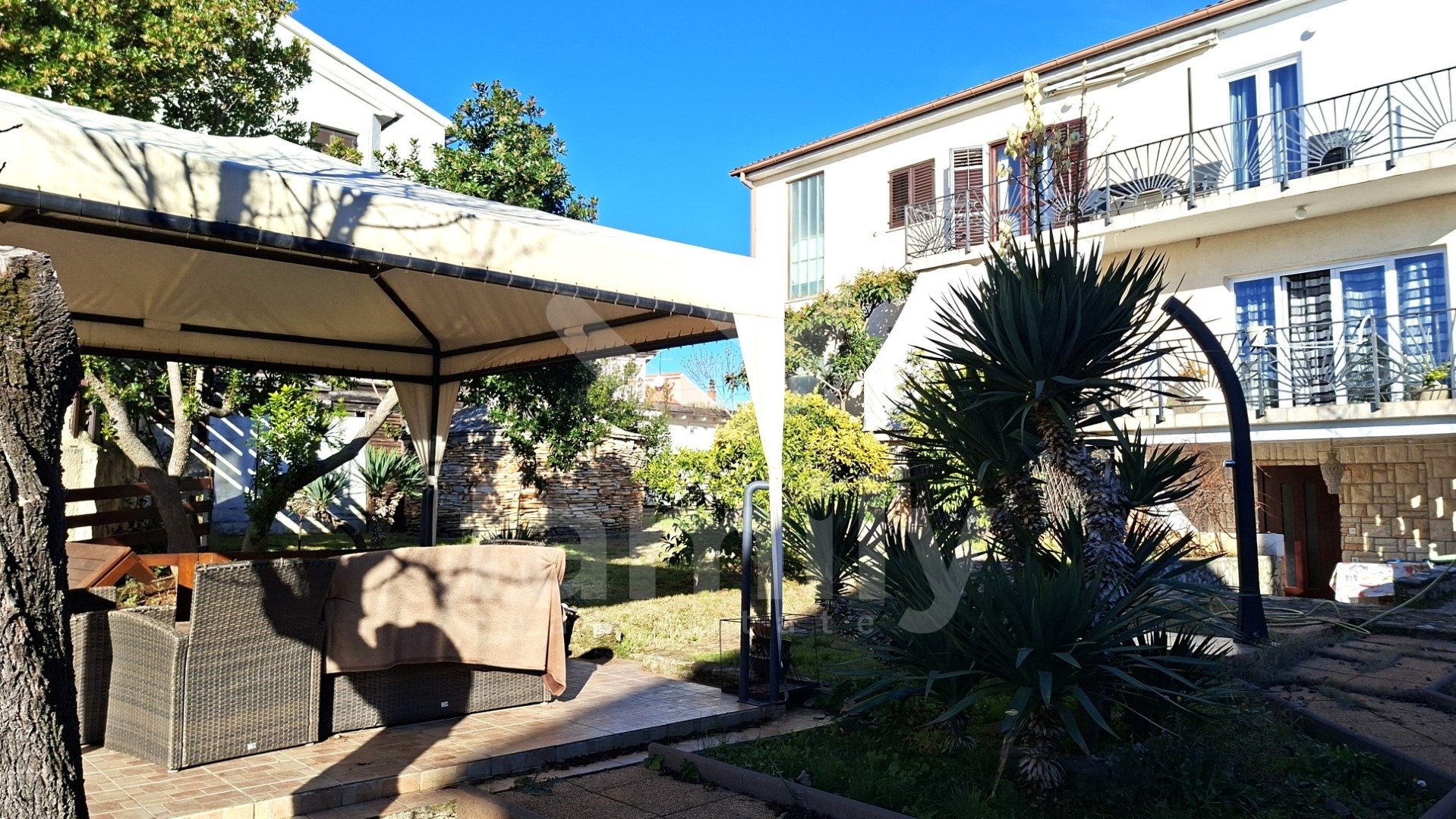 VERKAUF EINES HOCHPROFITABLEN HAUSES MIT MEERESBLICK