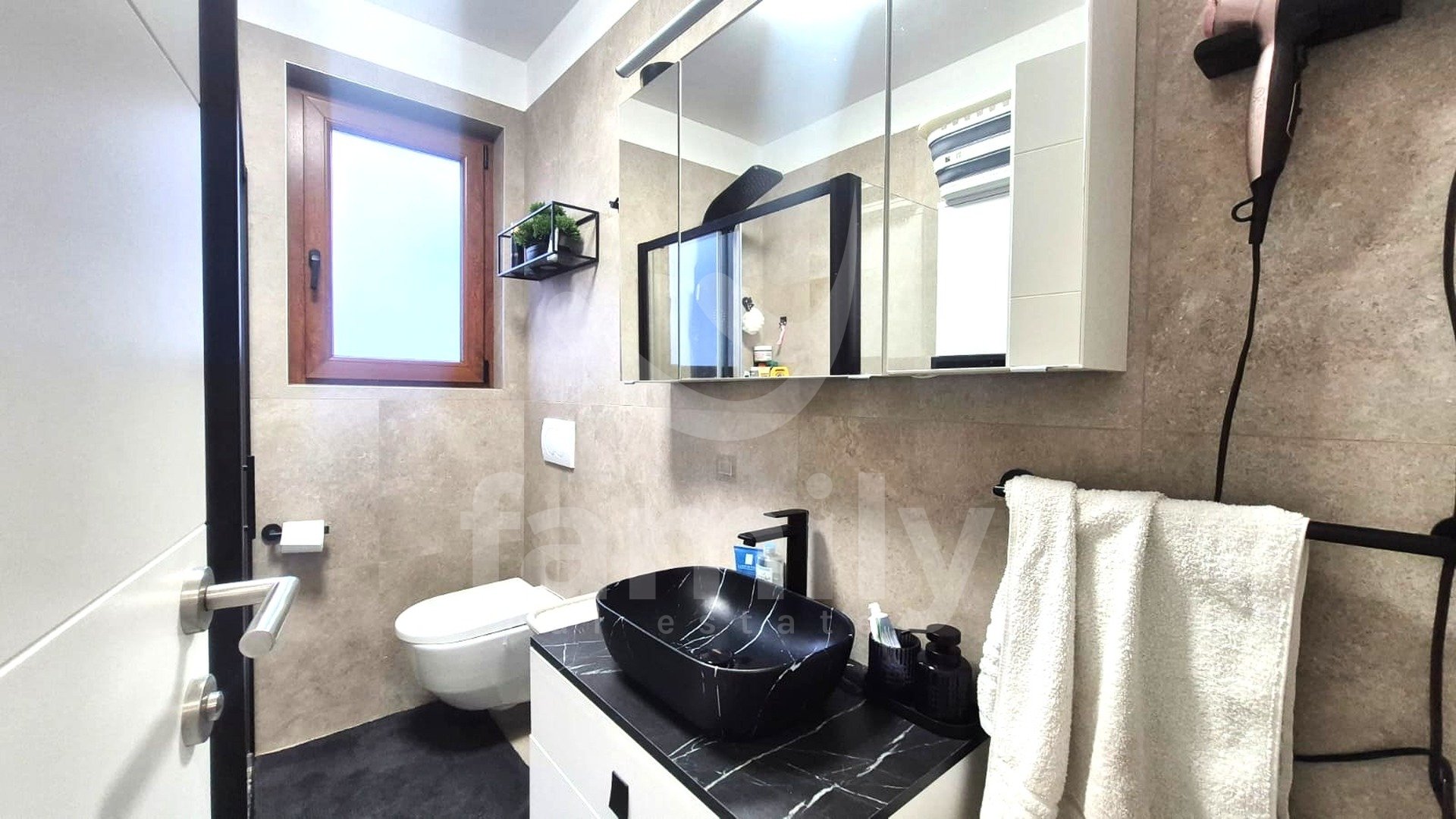 PRODAJA MODERNO OPREMLJENOG STANA NA TOP LOKACIJI