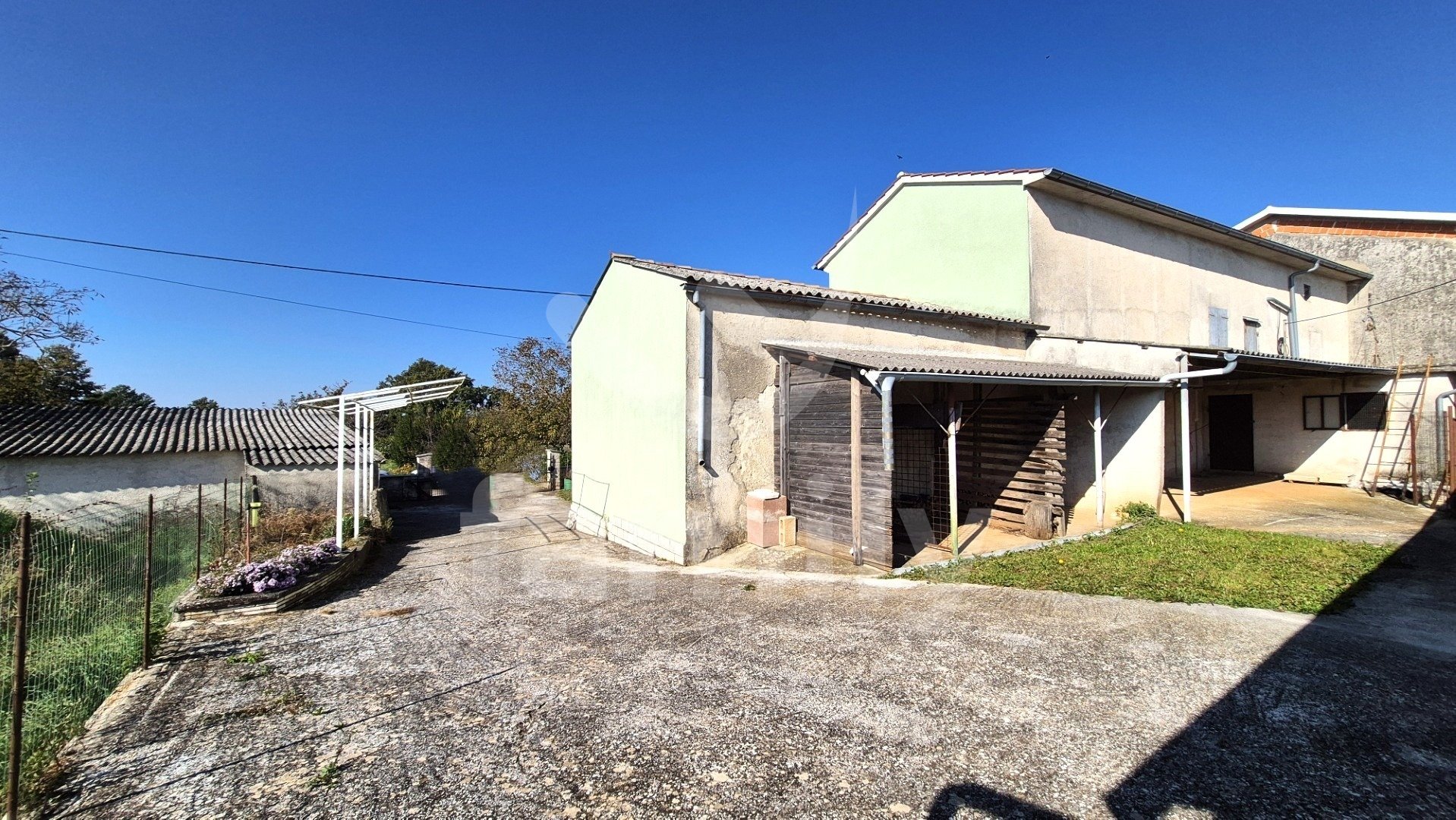 SCHÖNES HAUS MIT GARTEN UND GROßEM BAUPOTENZIAL