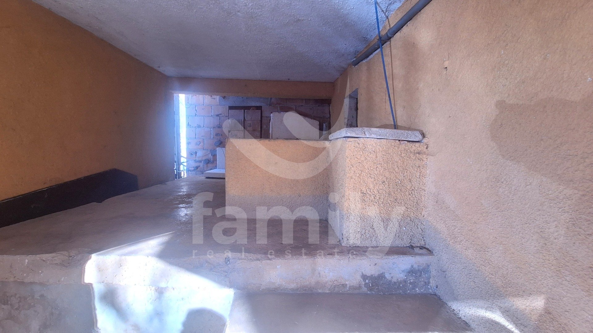 PRODAJA OBITELJSKE KUĆE U NIZU U OKOLICI VIŠNJANA