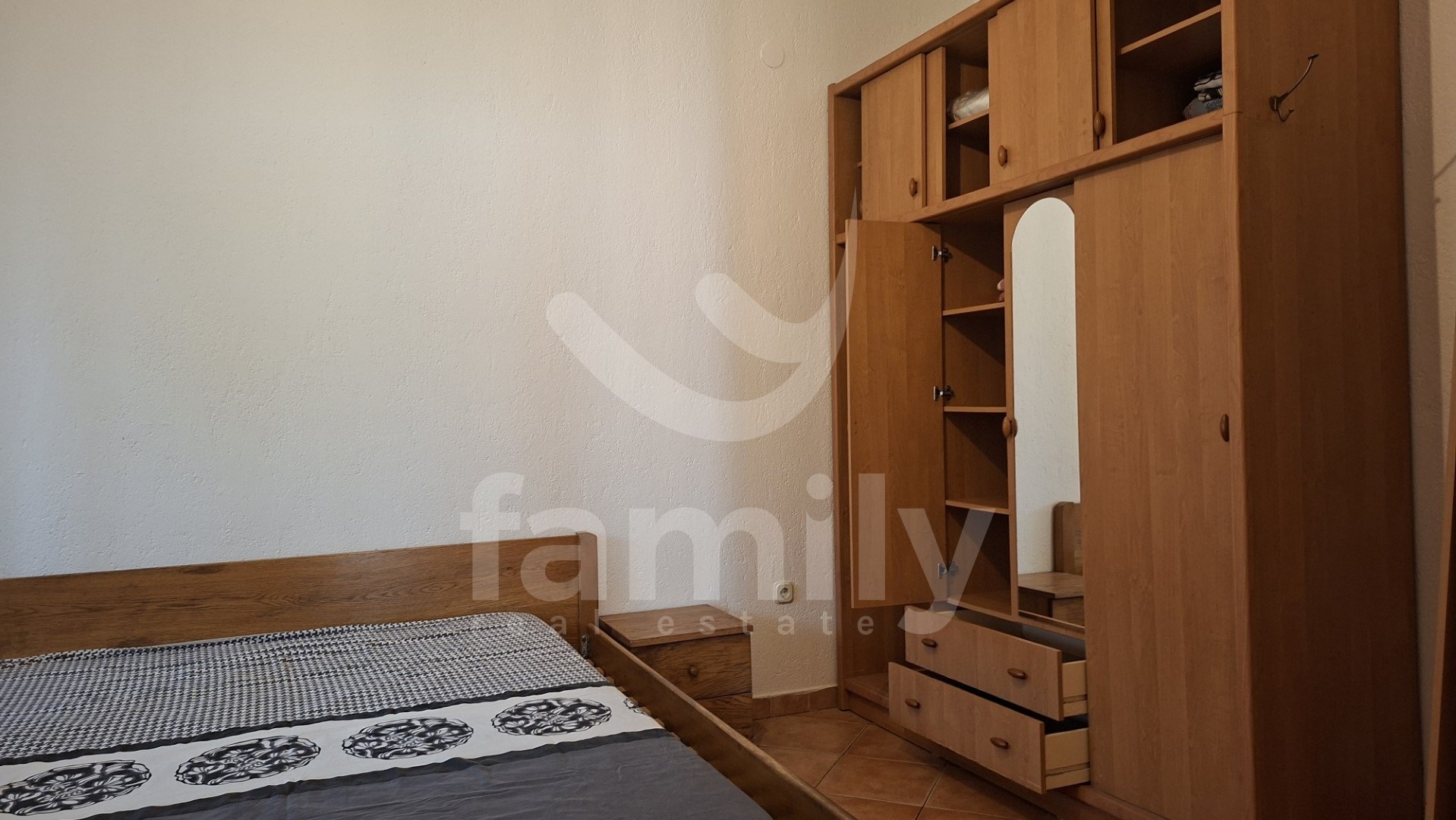 SPACIOUS DETACHED FAMILY HOUSE WITH 4 RESIDENTIAL UNITS