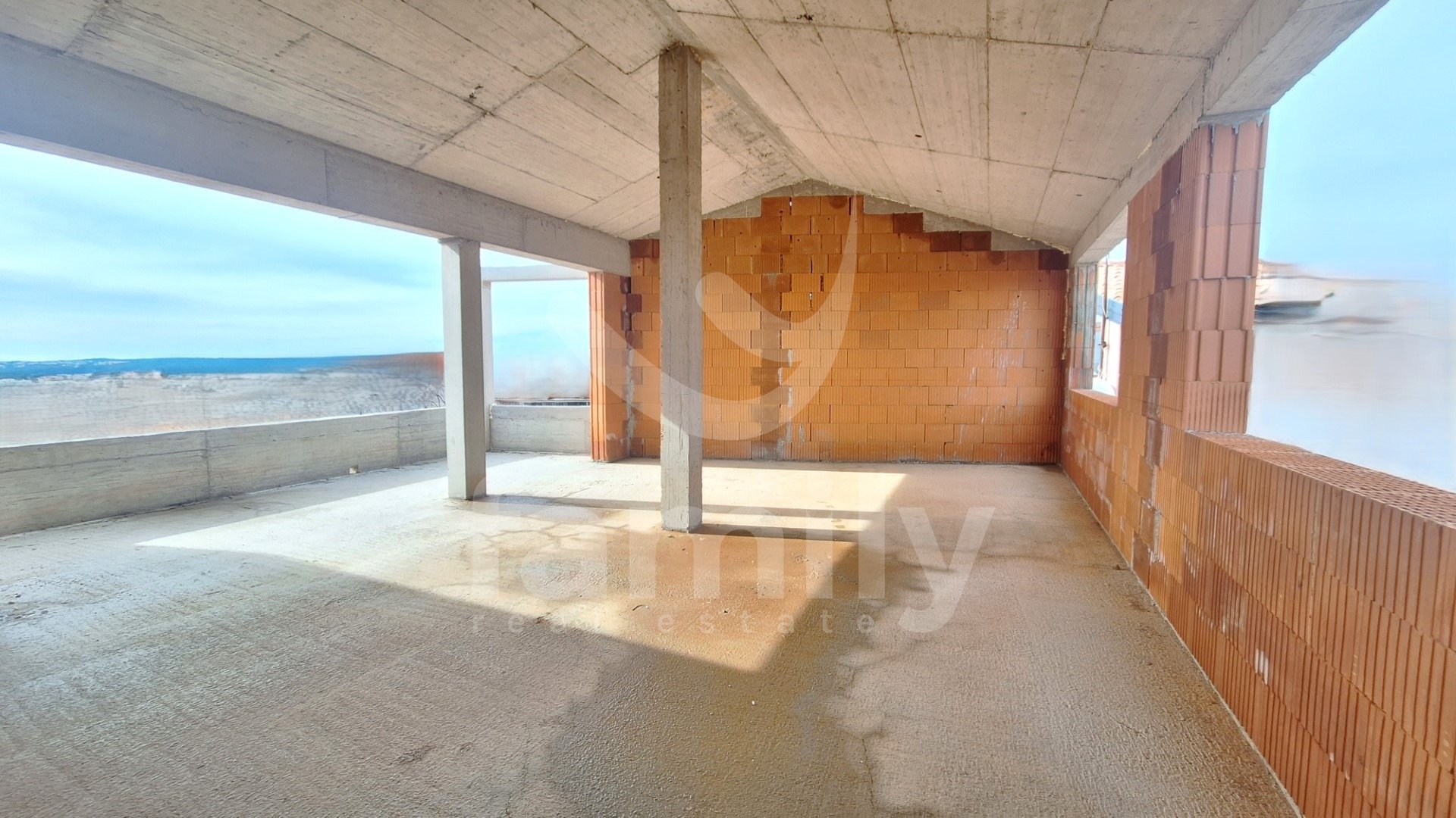 GERÄUMIGES FAMILIEN-PENTHOUSE MIT ATEMBERAUBENDEM MEERBLICK