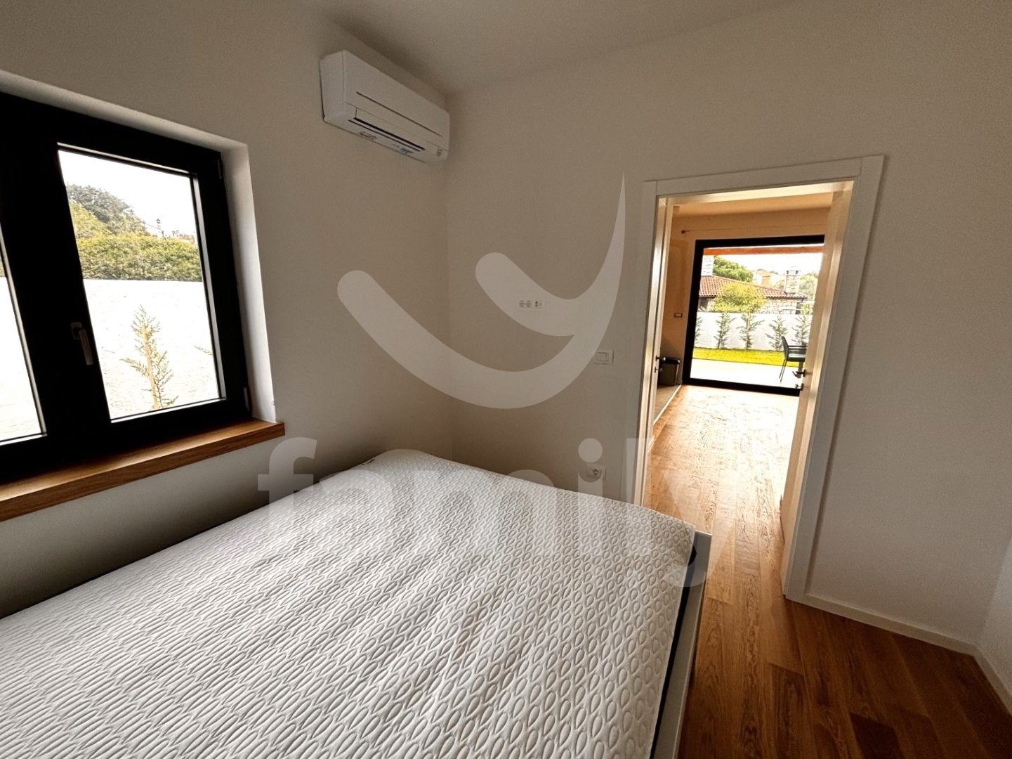 PRODAJA VISOKOKVALITETNE ŠARMANTNE PRIZEMNICE NA MIRNOJ LOKACIJI