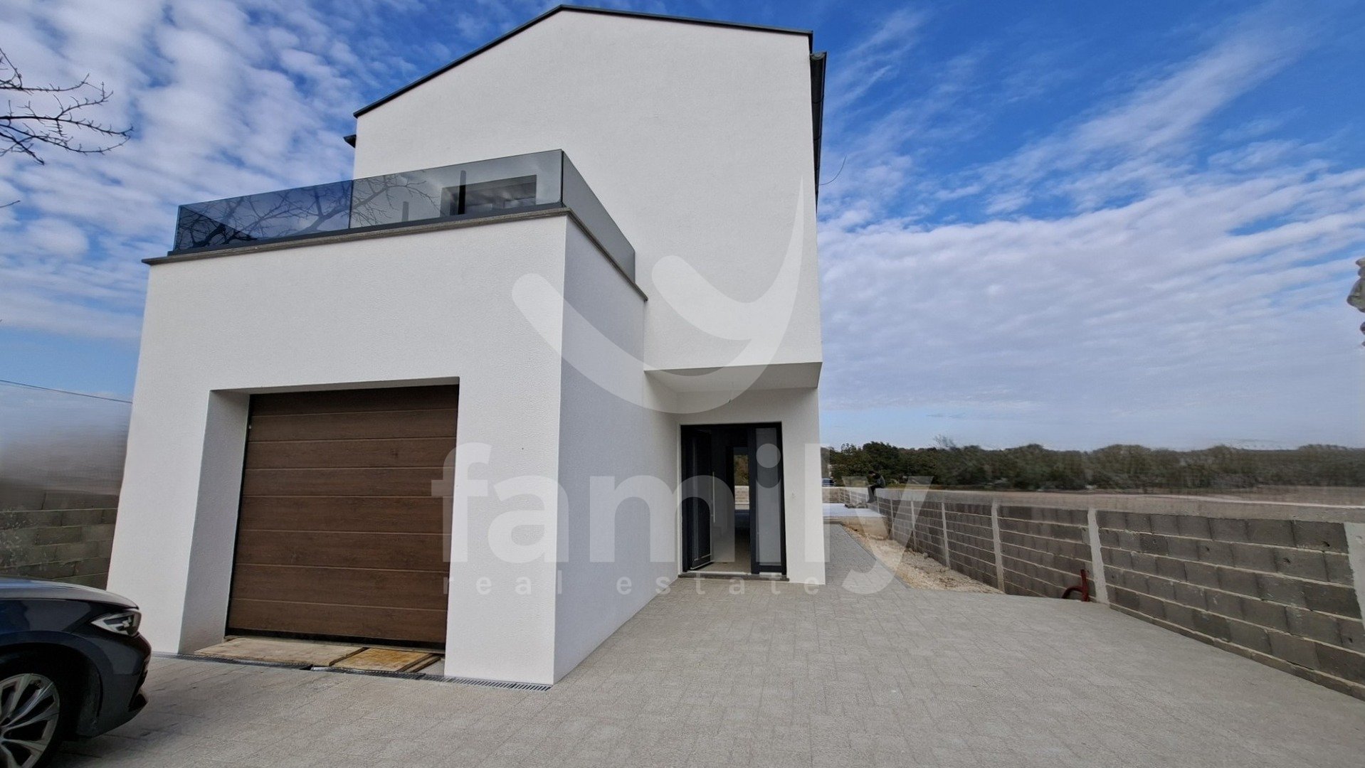 MODERNA KUĆA SA BAZENOM I GARAŽOM